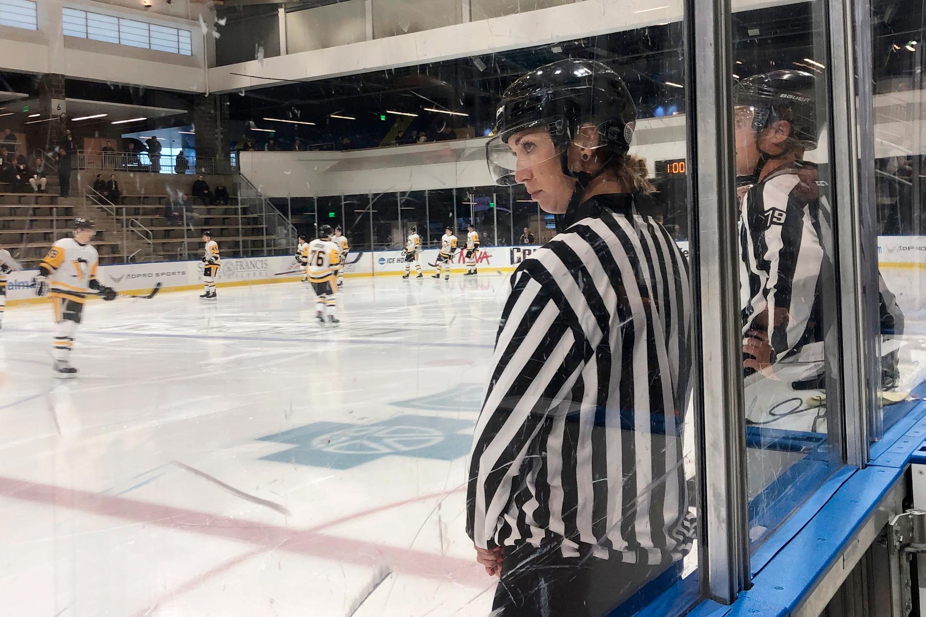 Linjedomaren Kirsten Welsh inför en träningsmatch mellan NHL-lagen Pittsburgh och Boston 2019. Nu är hon en av de tio kvinnor som får döma i AHL i vinter.