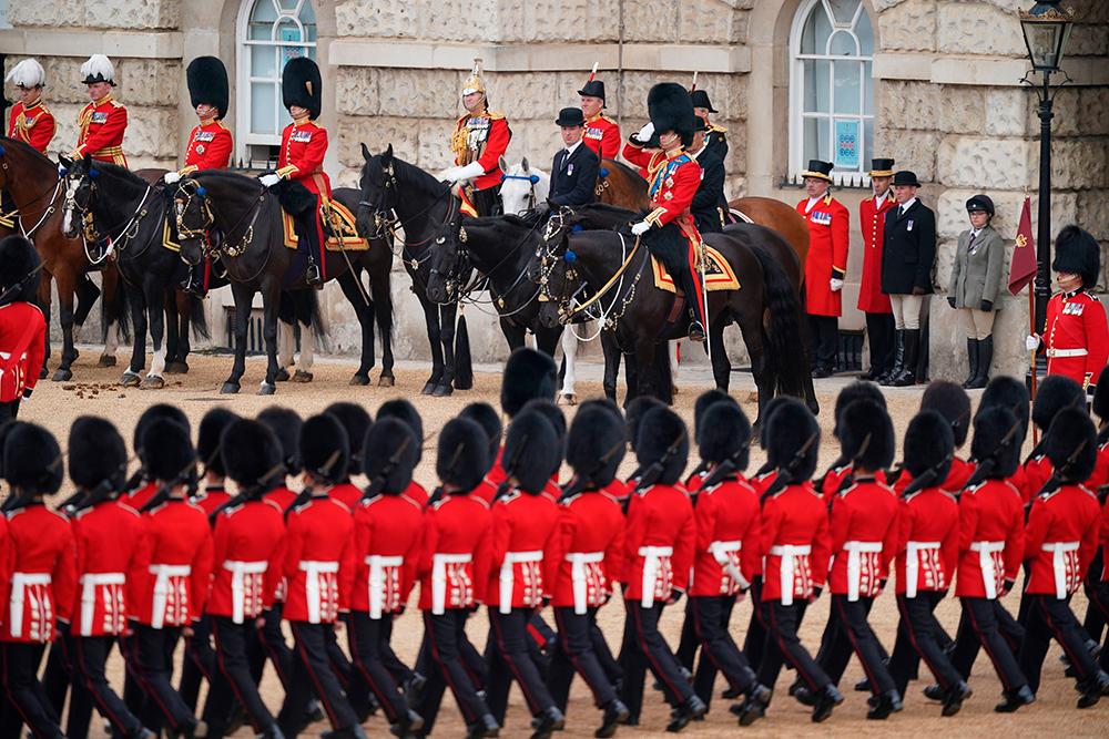 Ett par dagar före Trooping the Colour kunde man se prins William öva med de andra soldaterna i närheten av Buckingham Palace. 