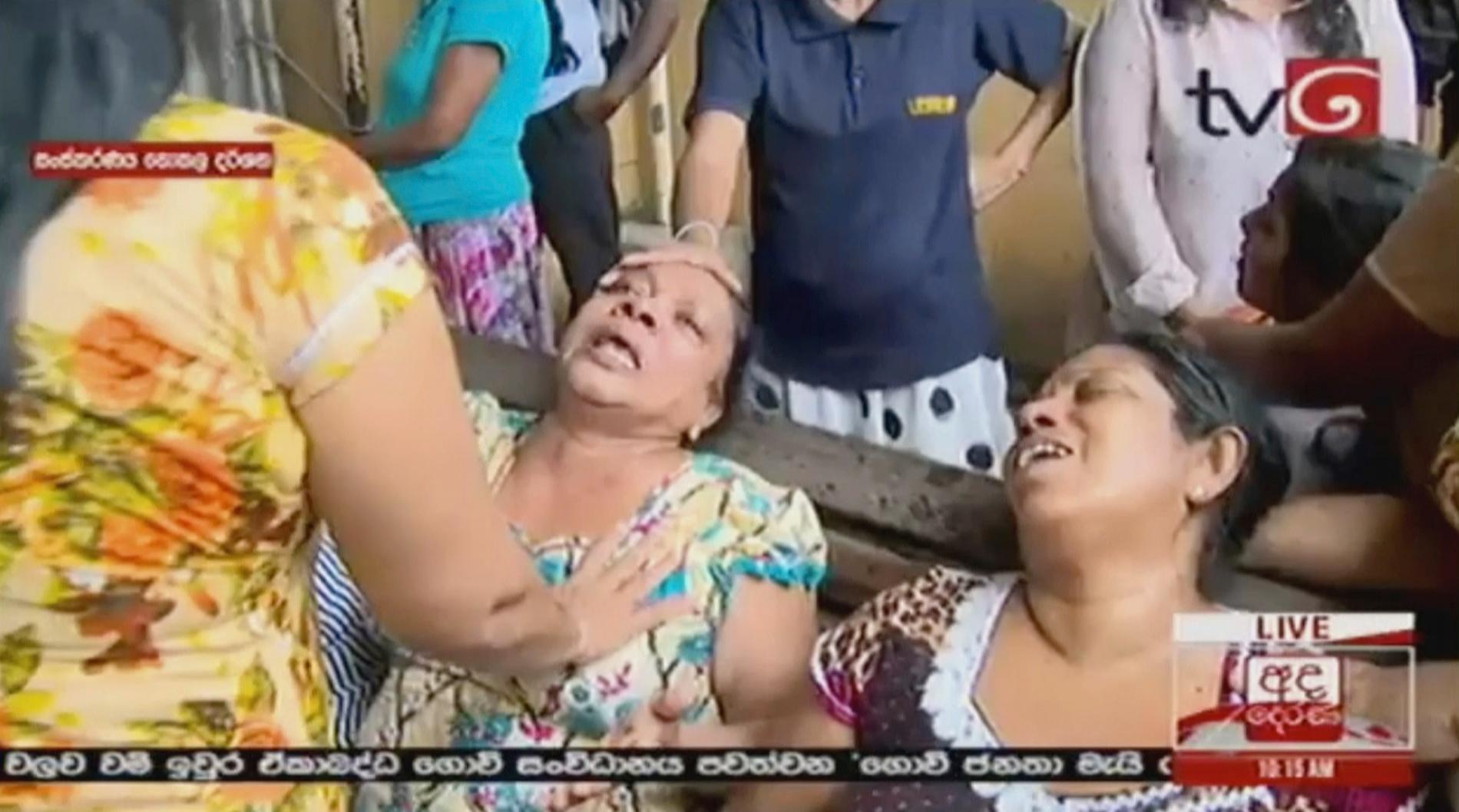 Stillbild från lankesisk tv visar skadade och chockade människor efter en explosion i Colombo.