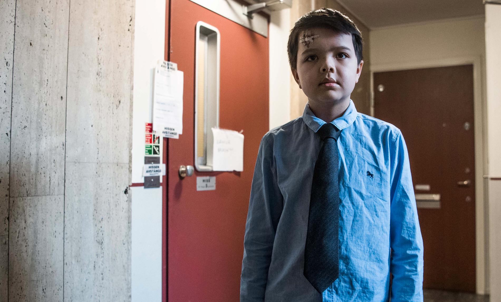 Erik, 10, skulle ta hissen hem – föll fem meter ner.