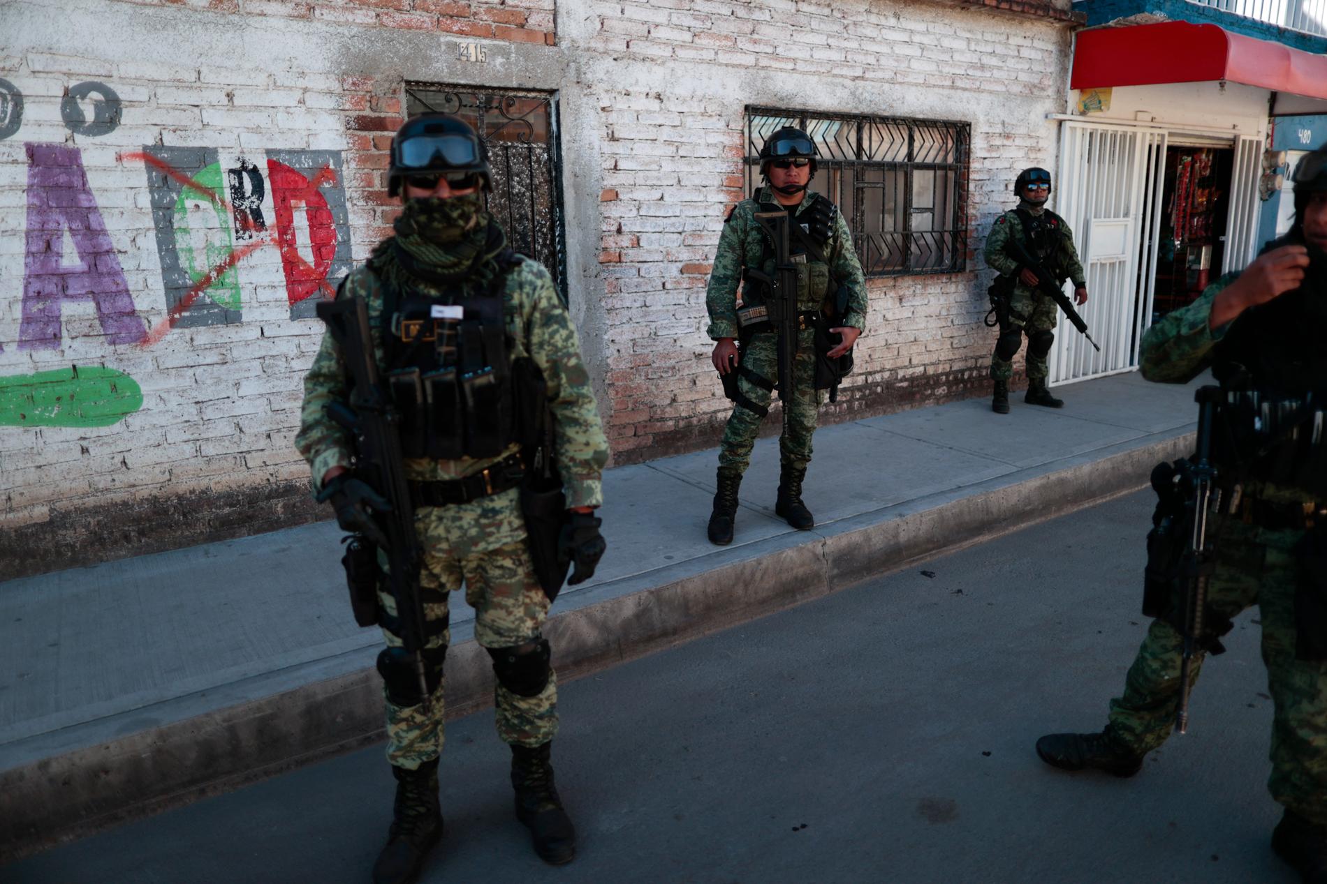 Soldater patrullerar ett bostadsområde i en annan del av delstaten Guanajuato. Arkivbild.