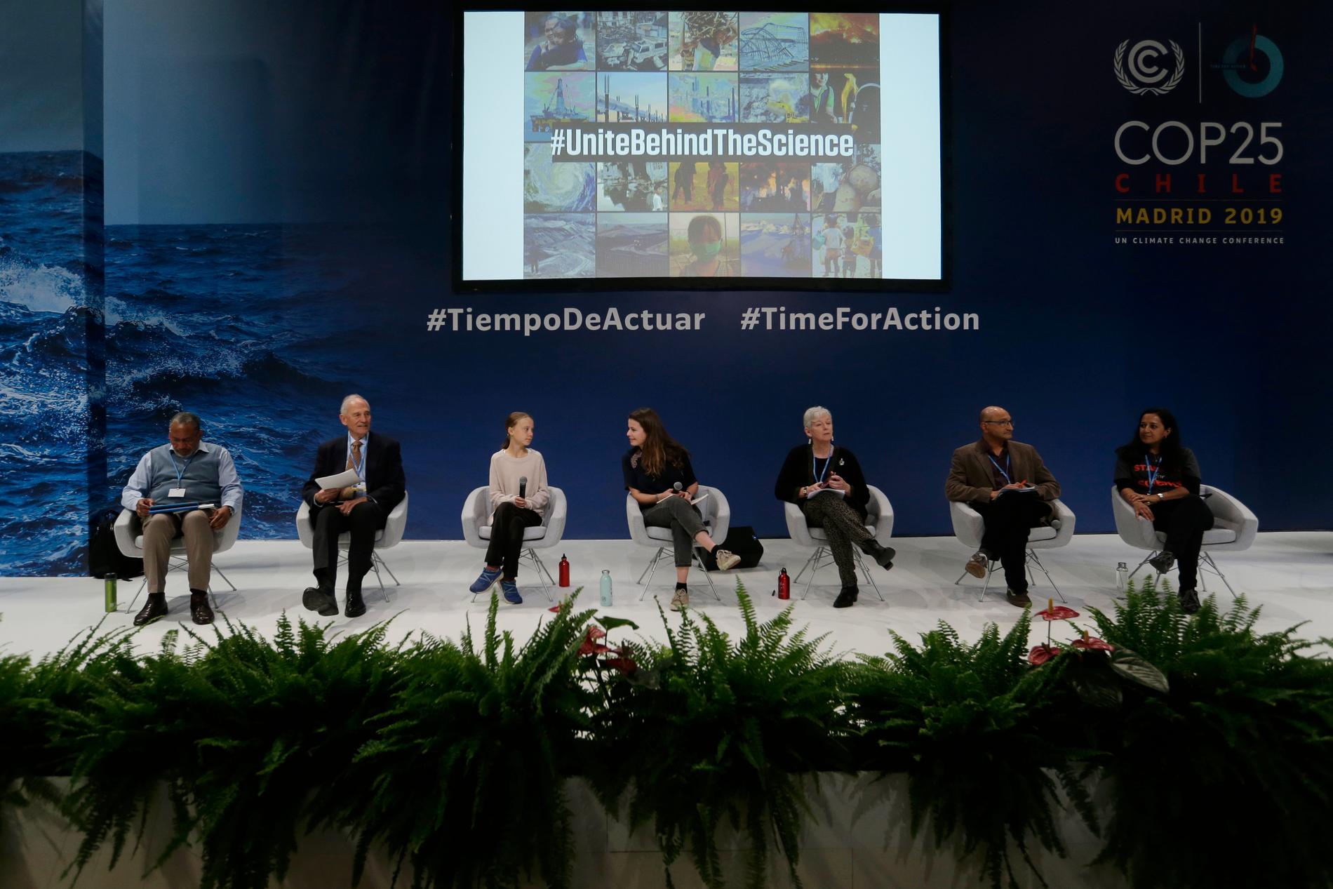 Greta Thunberg och Luisa Neubauer (mitten) samtalar med forskarna Youba Sokona, William Mooomaw, Ko Barrett, Sivan Kartha och Rachel Cleetus på klimatmötet COP25 i Madrid.