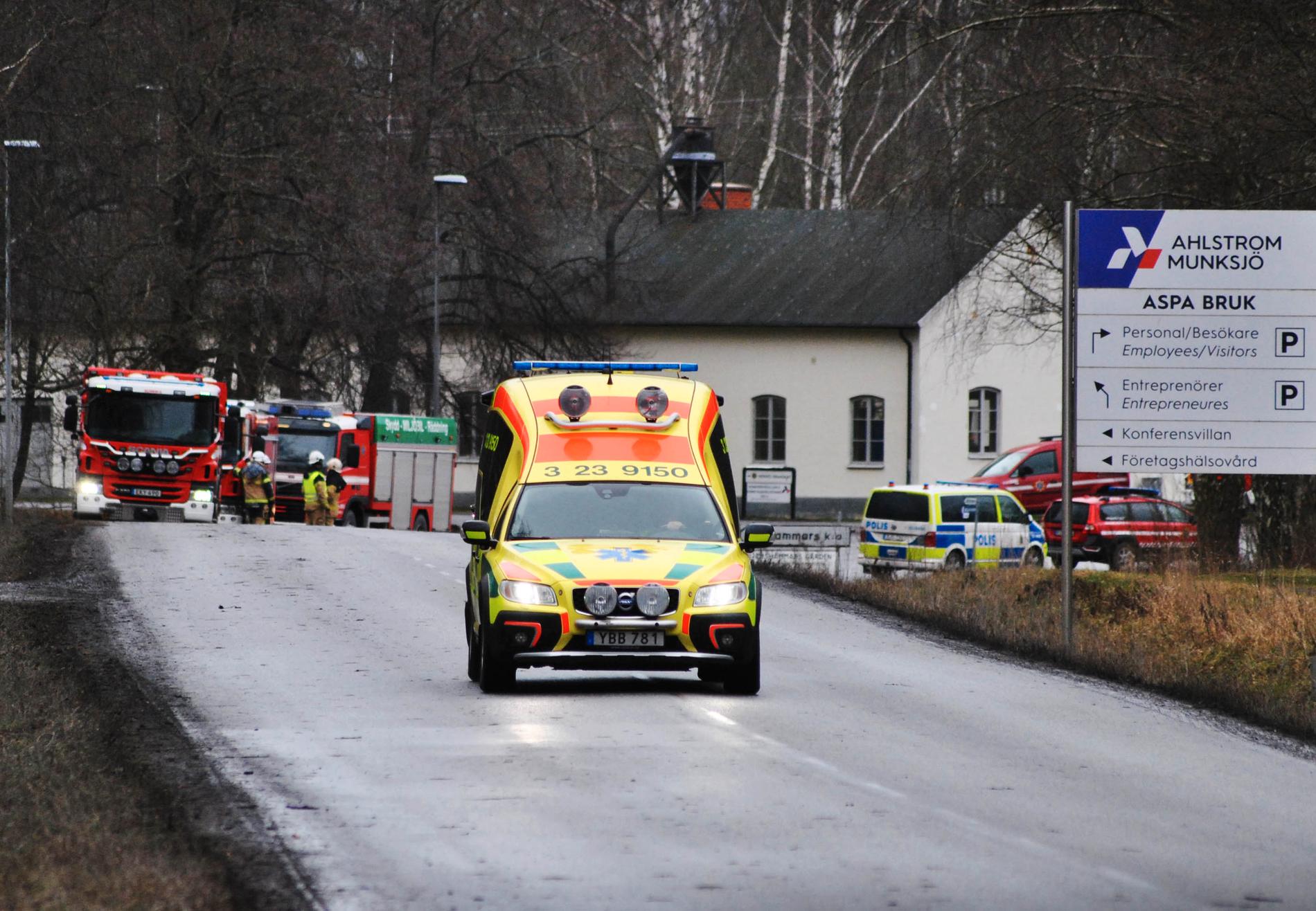 Polis, brandkår och ambulans på plats i Olshammar. Giftig gas läcker från Aspa bruk.