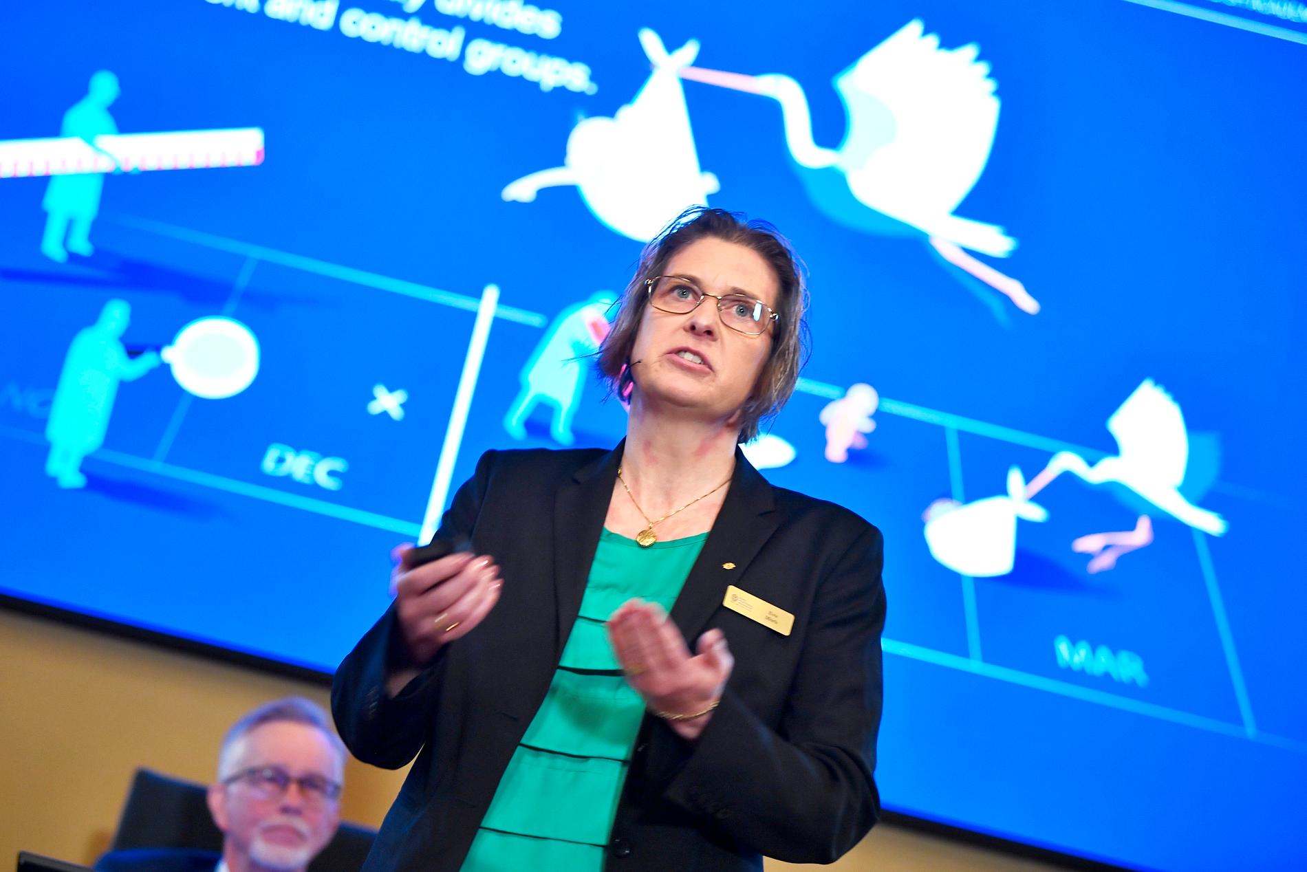 Nationalekonomen Eva Mörk förklarar årets ekonomipris under en pressträff på Kungliga Vetenskapsakademien i Stockholm