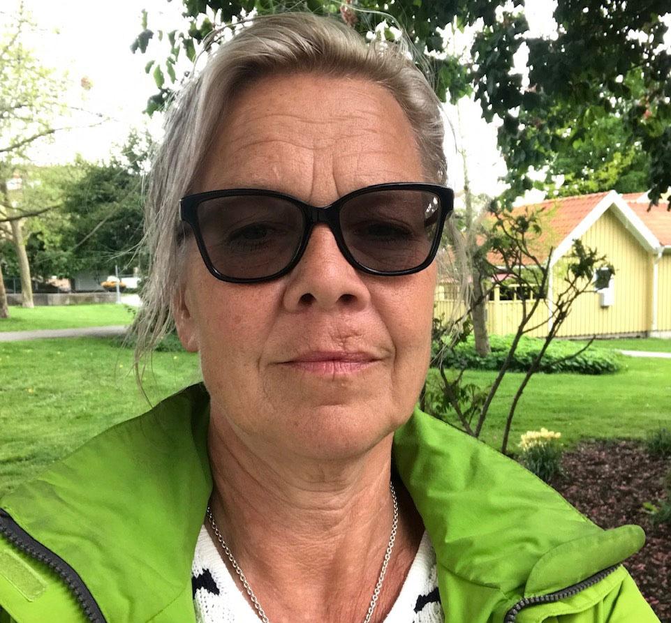 Catharina Häll, 59, och hennes grannar gick ut och möttes av explosioner från garaget intill. 