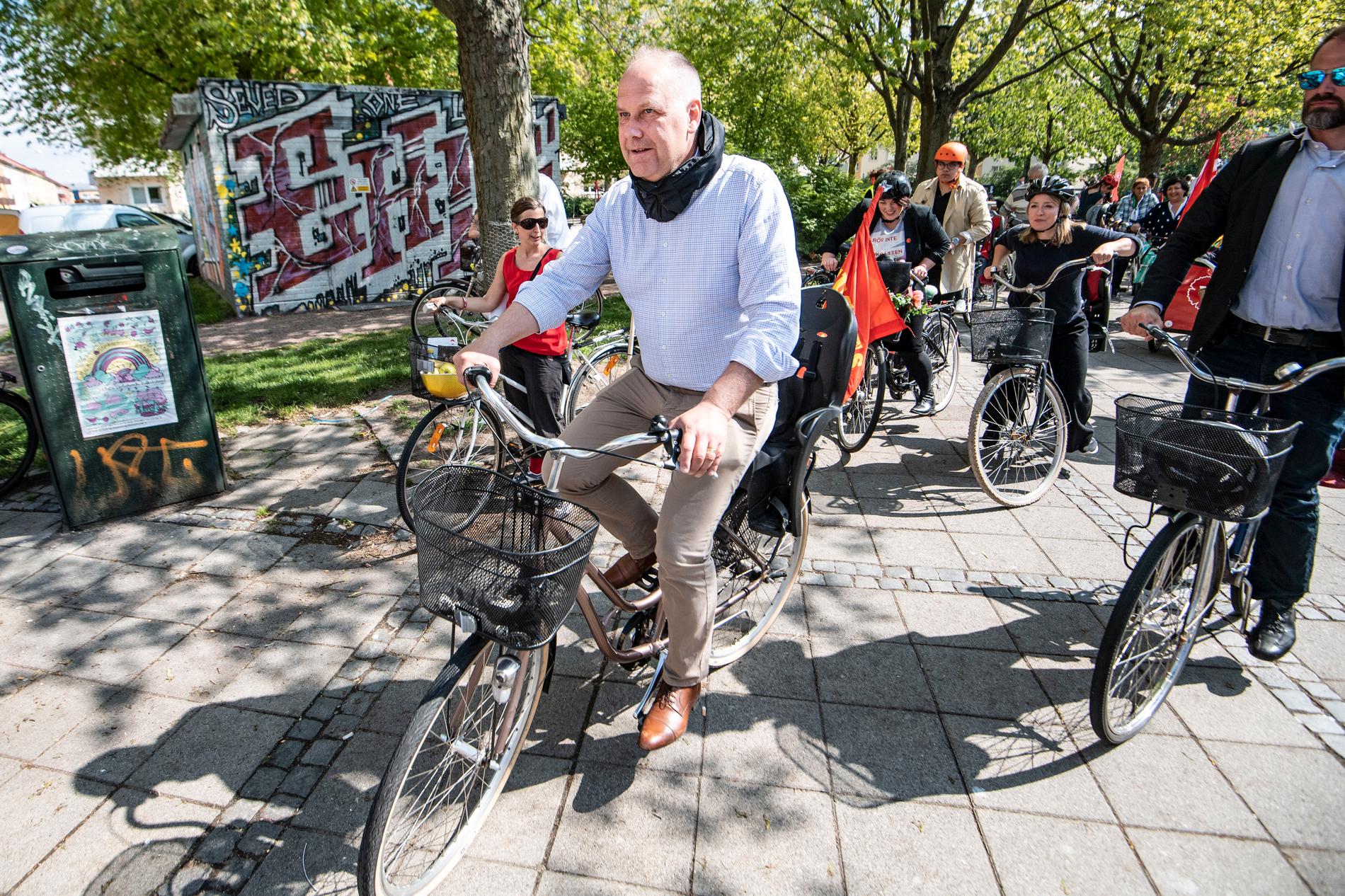 Vänsterpartiets partiledare Jonas Sjöstedt EU-valkampanjar på cykel. Arkivbild.