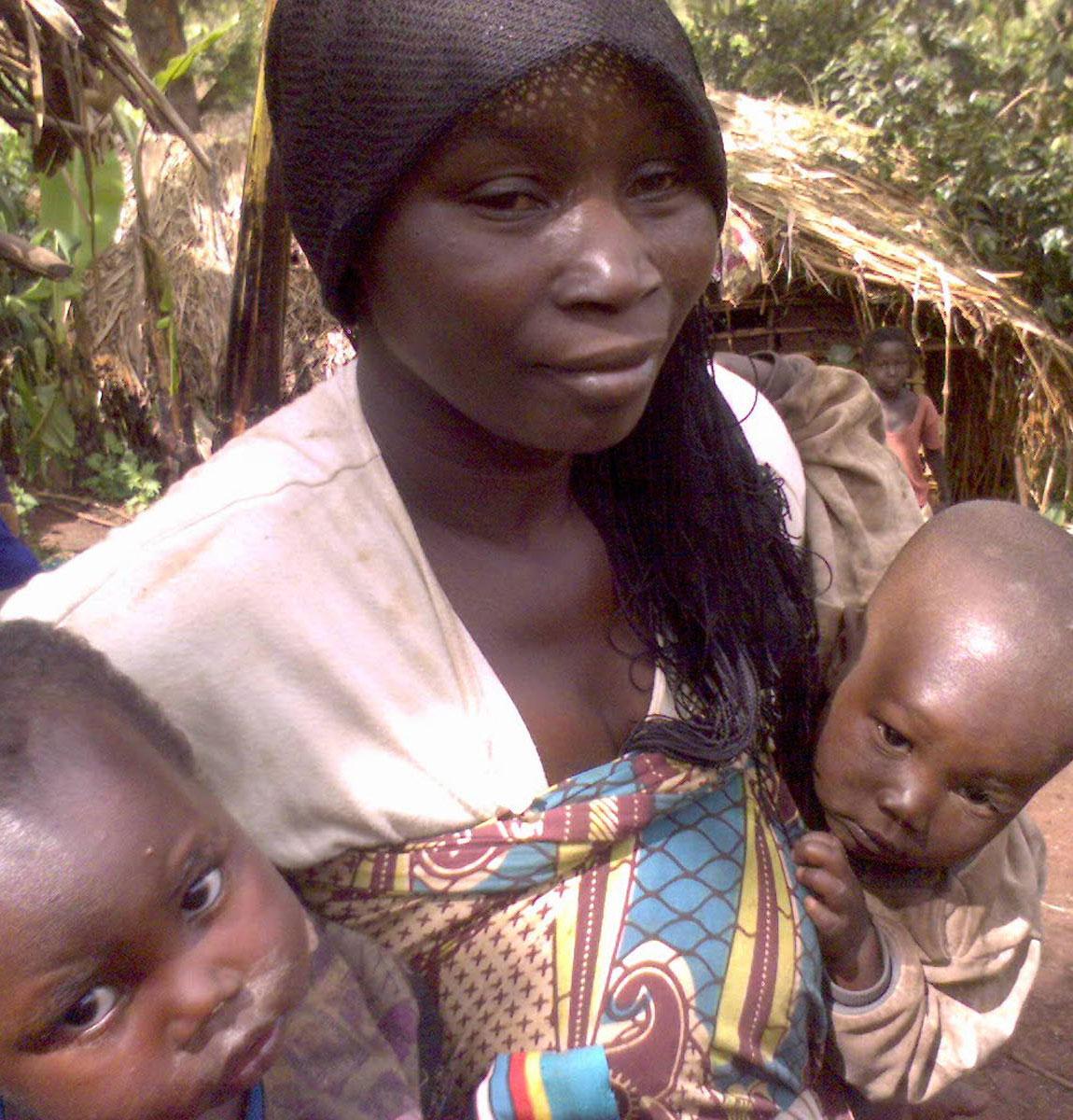 Bara några timmar efter det att Sifa Mkanani kommit hem ifrån BB med sin nyfödda stormade rebellerna in och våldtog henne. I östra Kongo-Kinshasa fortsätter våldet mot kvinnorna.