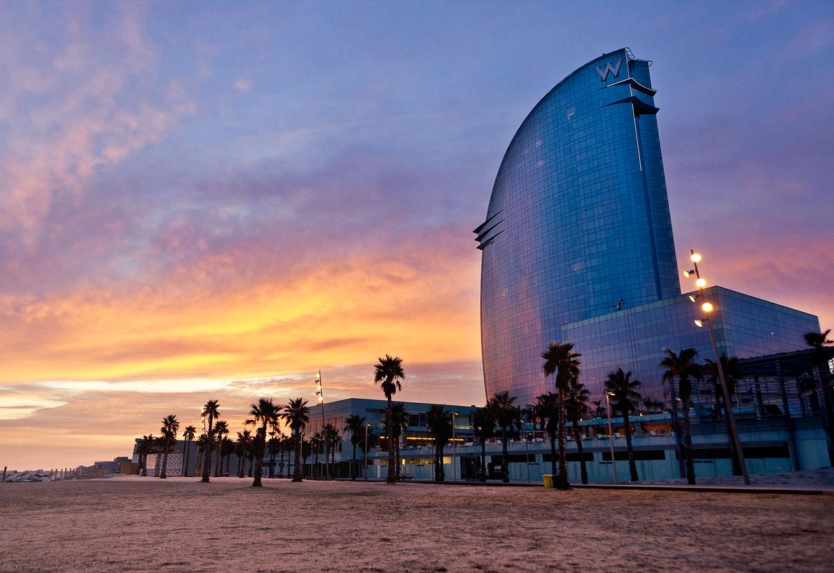 I änden av Barcelonas playa reser sig stadens nya landmärke och turistattraktion som ett gigantiskt ballongsegel av glas.