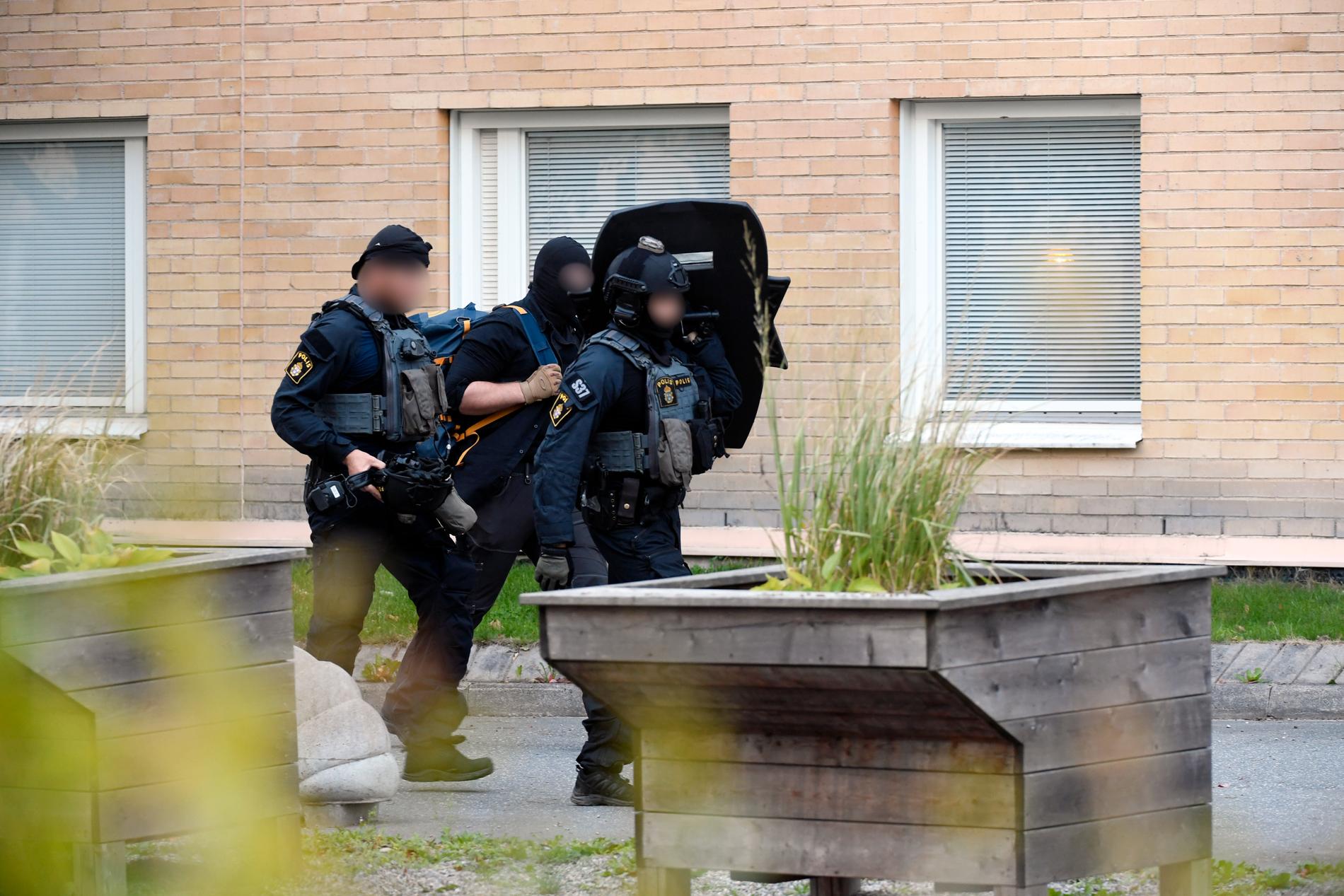 Polisens insatsstyrka slog till mot flera bostäder i Huddinge.