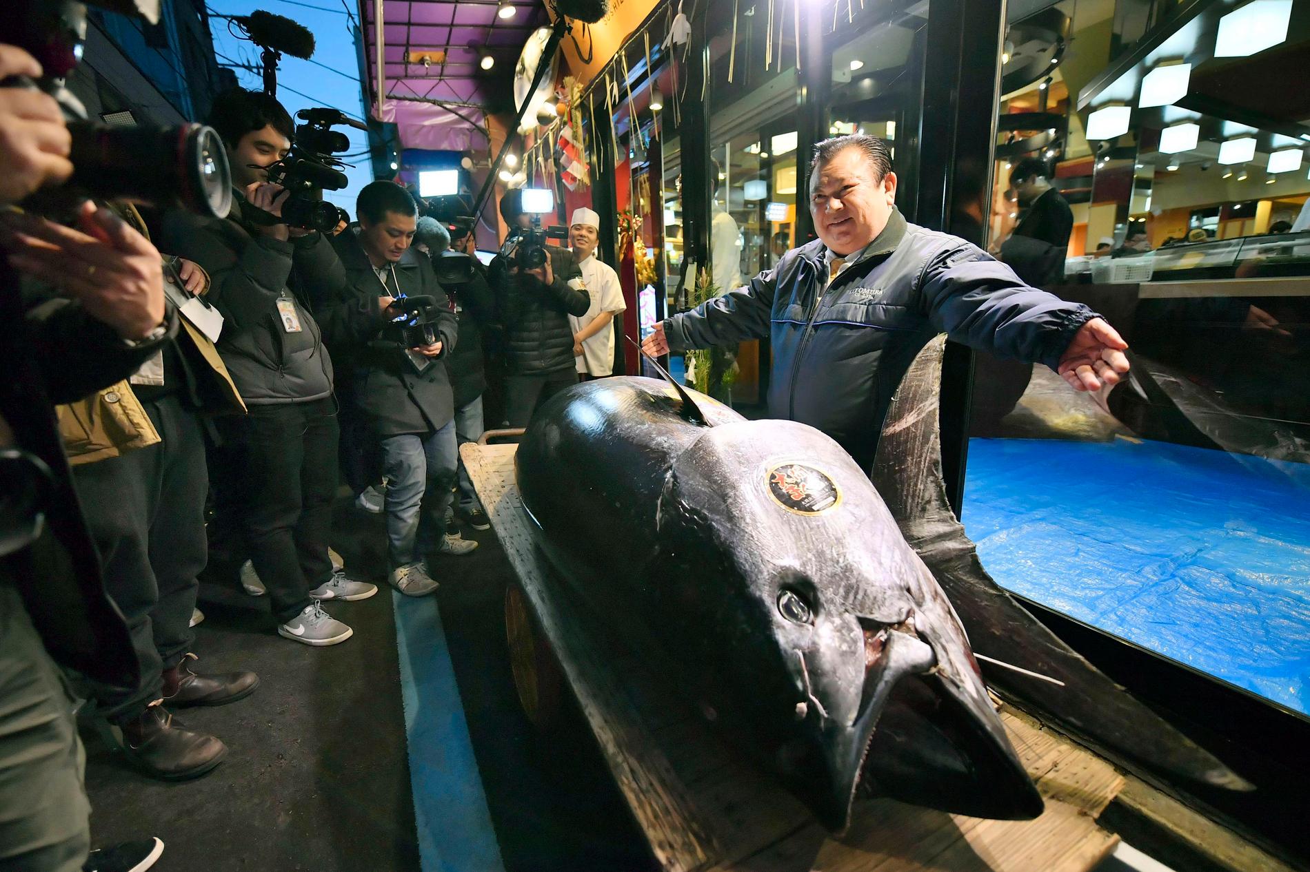 Restaurangägaren Kiyoshi Kimura poserar med den tonfisk han ropade hem under fjolårets nyårsauktion. Arkivbild.