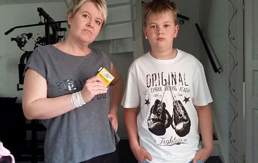 Pernilla Vicklander, och hennes son Albin, 12, är några som drabbas av spelkedjans konkurs.