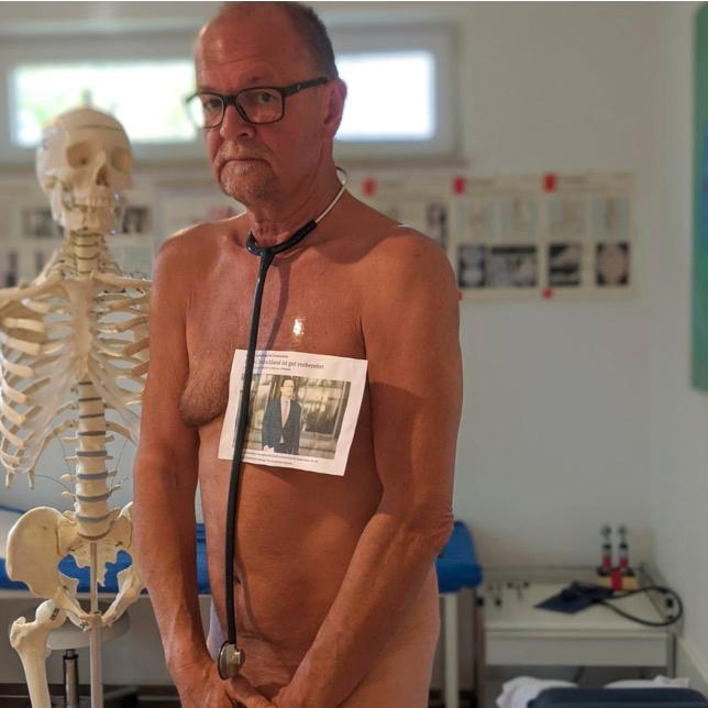 Tyska läkare genomför nakenprotest mot bristen på skyddsutrustning i vården