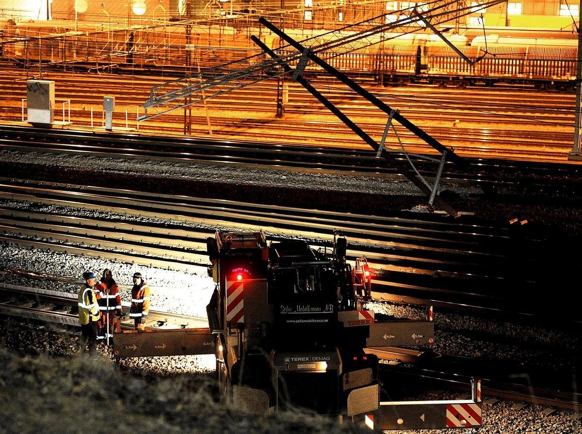 En elstolpe blåste ner över spåren norr om centralstationen i Stockholm och orsakade totalt tågstopp.