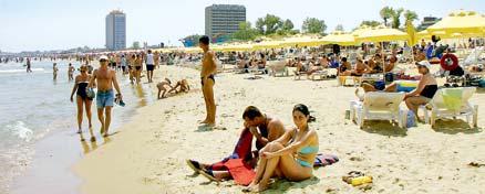 Till Sunny Beach i Bulgarien åker svenska ungdomar för att sola, bada och festa för en billig penning.