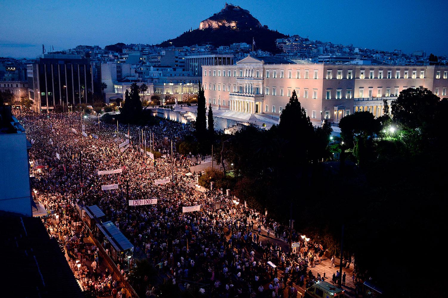 Stora demonstrationer i Aten på måndagskvällen.