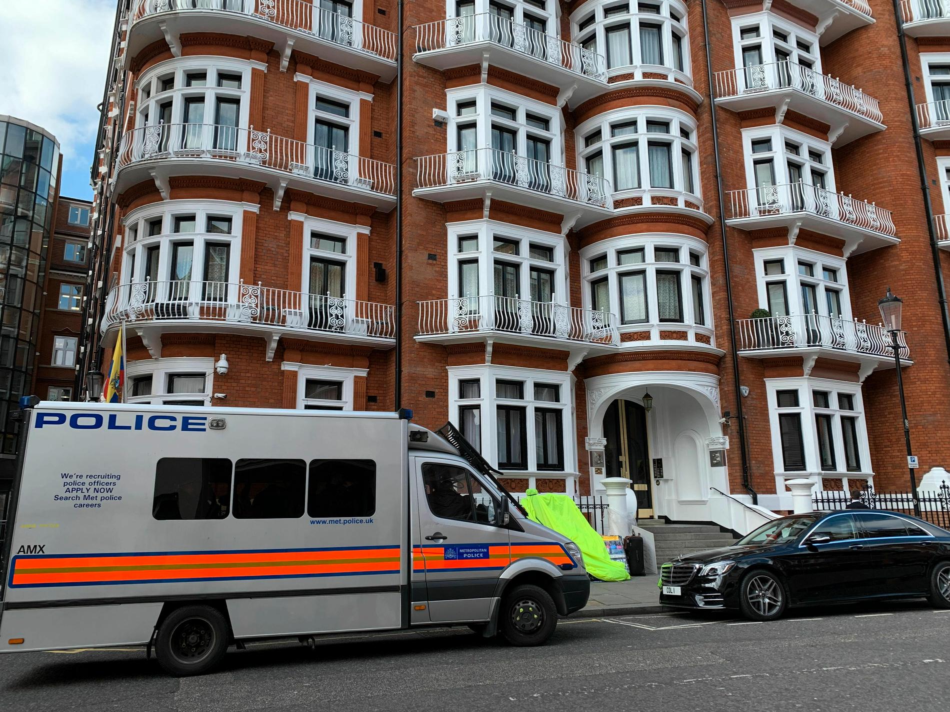 Polisen utanför ambassaden där Assange befunnit sig i flera år.