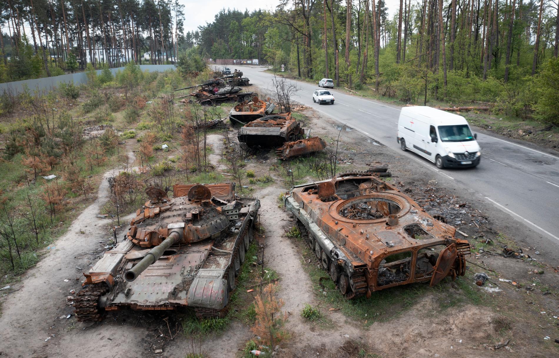 Ryska förstörda stridsvagnar i byn Dmytrivka i Ukraina.