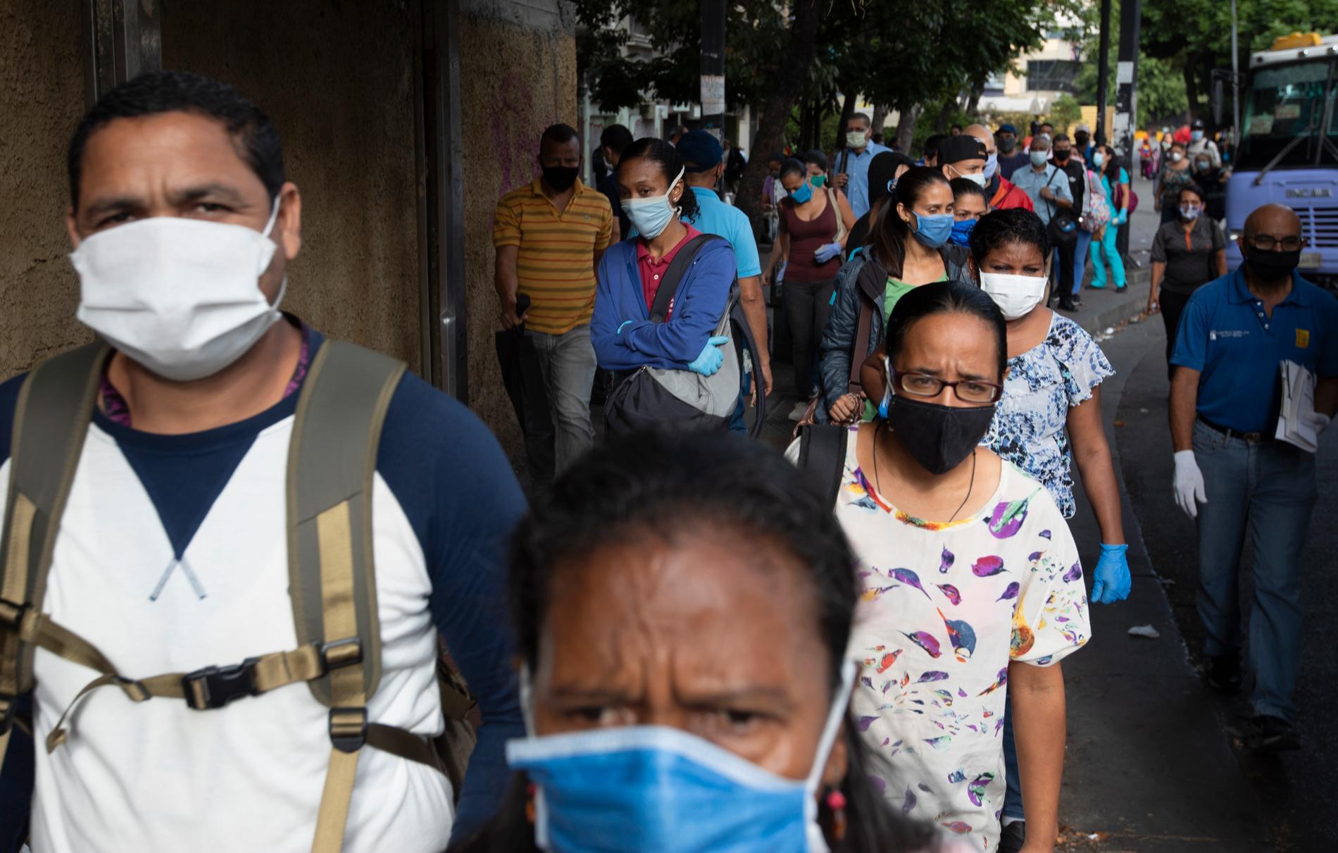 Människor med munskydd i Venezuelas huvudstad Caracas.