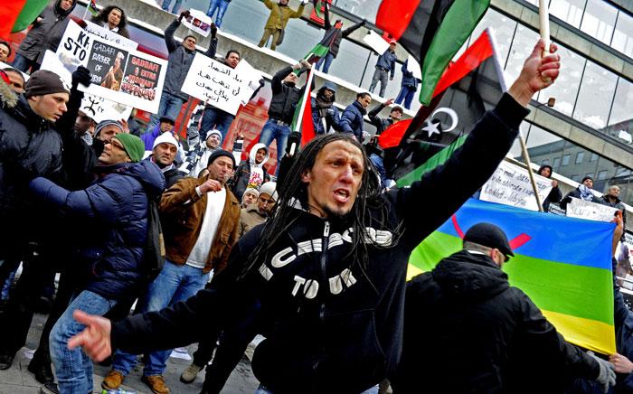 Libyer protesterade i dag på Sergels torg i Stockholm mot diktatorn Muammar Gadaffi.