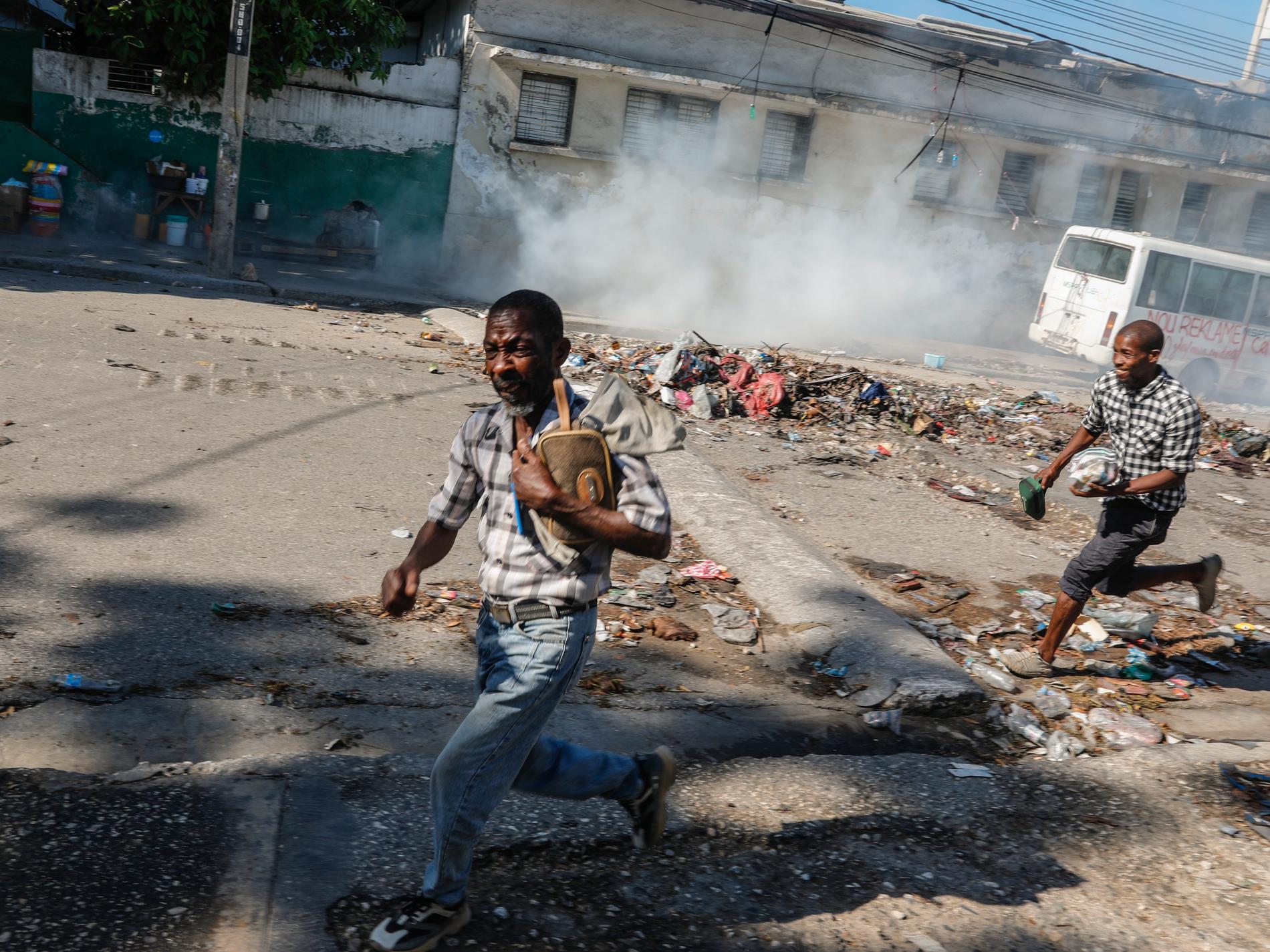 Flykten från Port-au-Prince: Våldtäkter och skott