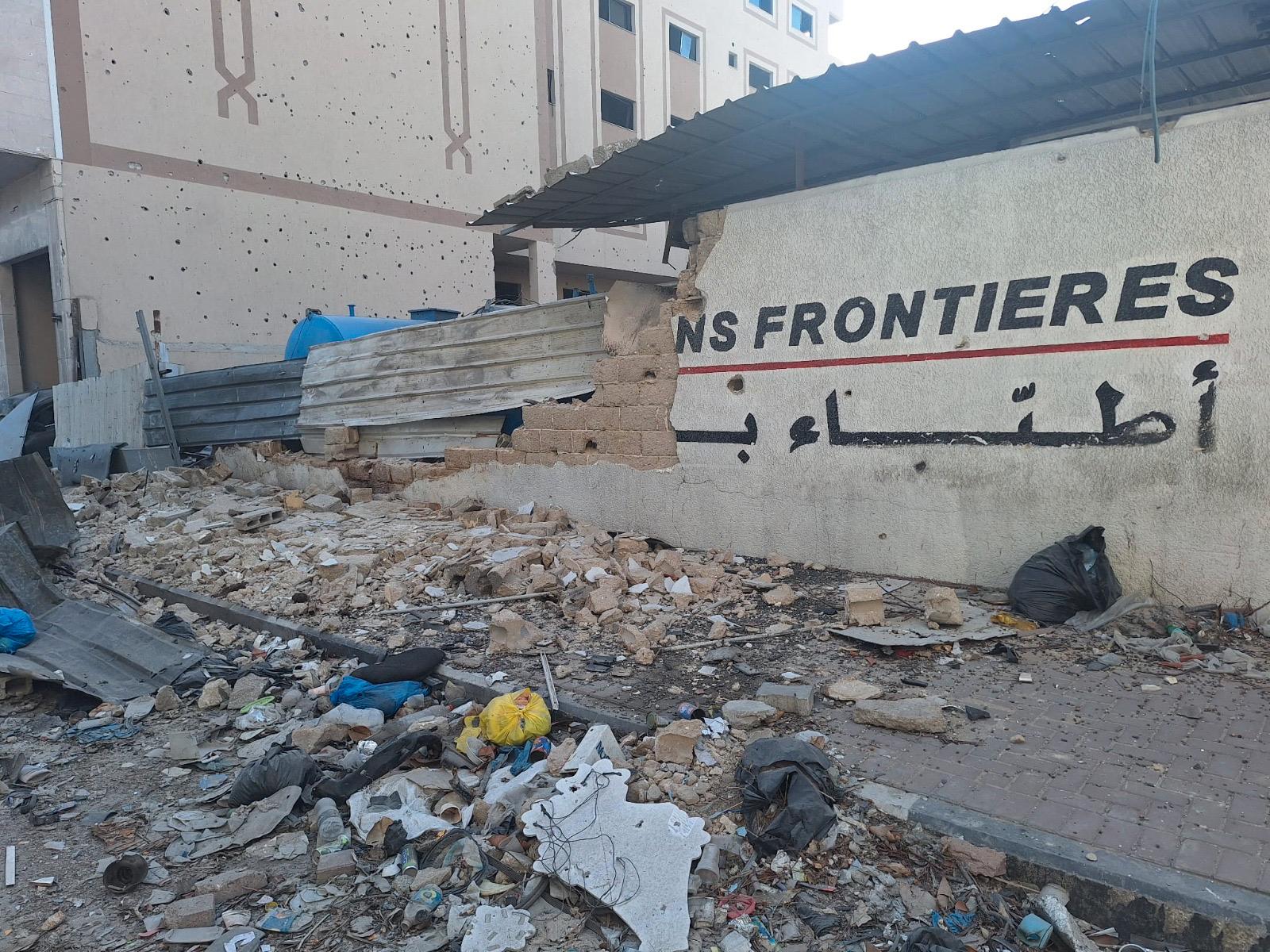 Även Läkare utan gränsers byggnad nära al-Shifasjukhuset attackerades under räden. ”De förstörde kontoret, kliniken, alla bilar och generatorer”, säger en ur personalen i ett pressmeddelande.