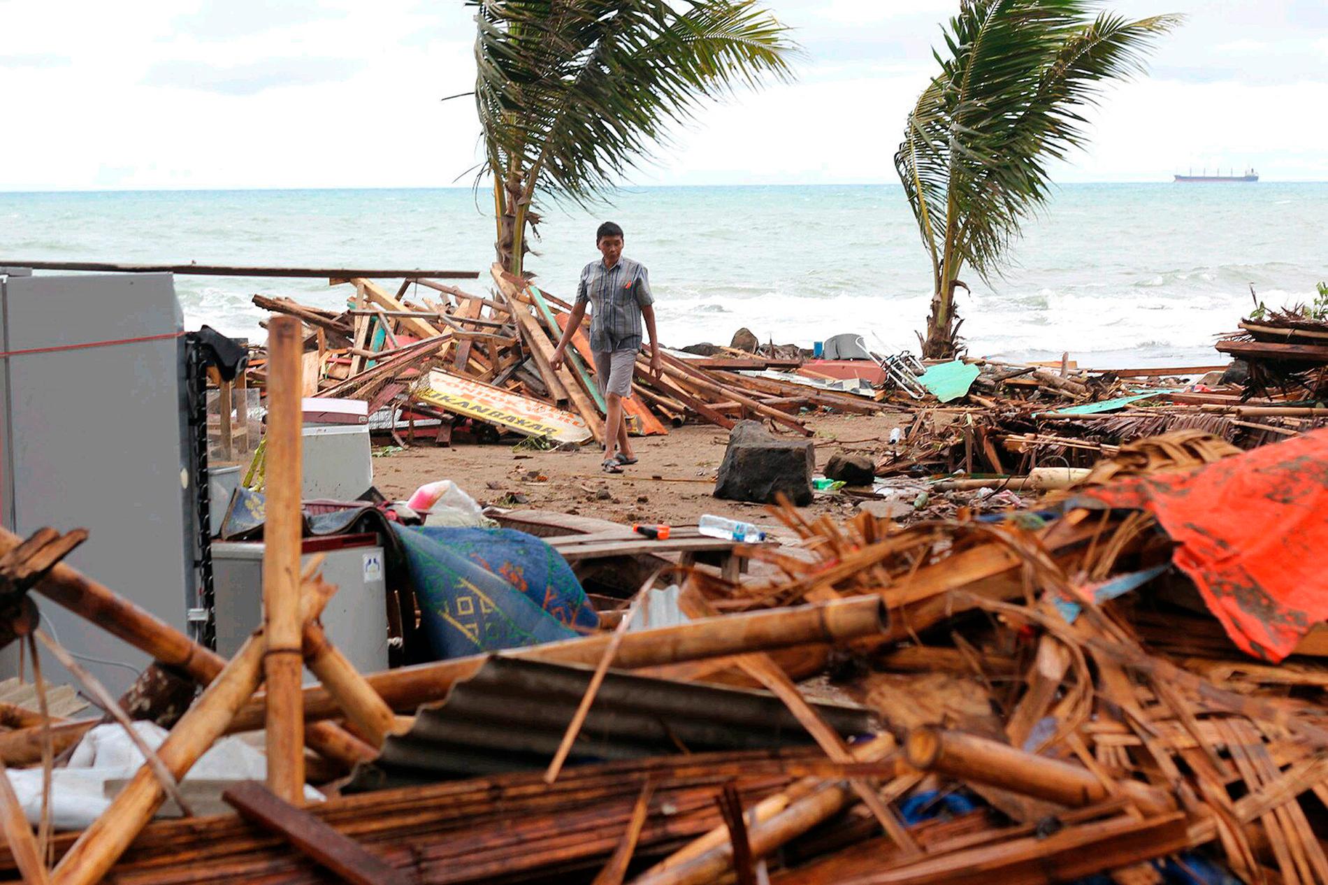 Minst 168 människor miste livet när tsunamin nådde stränderna.