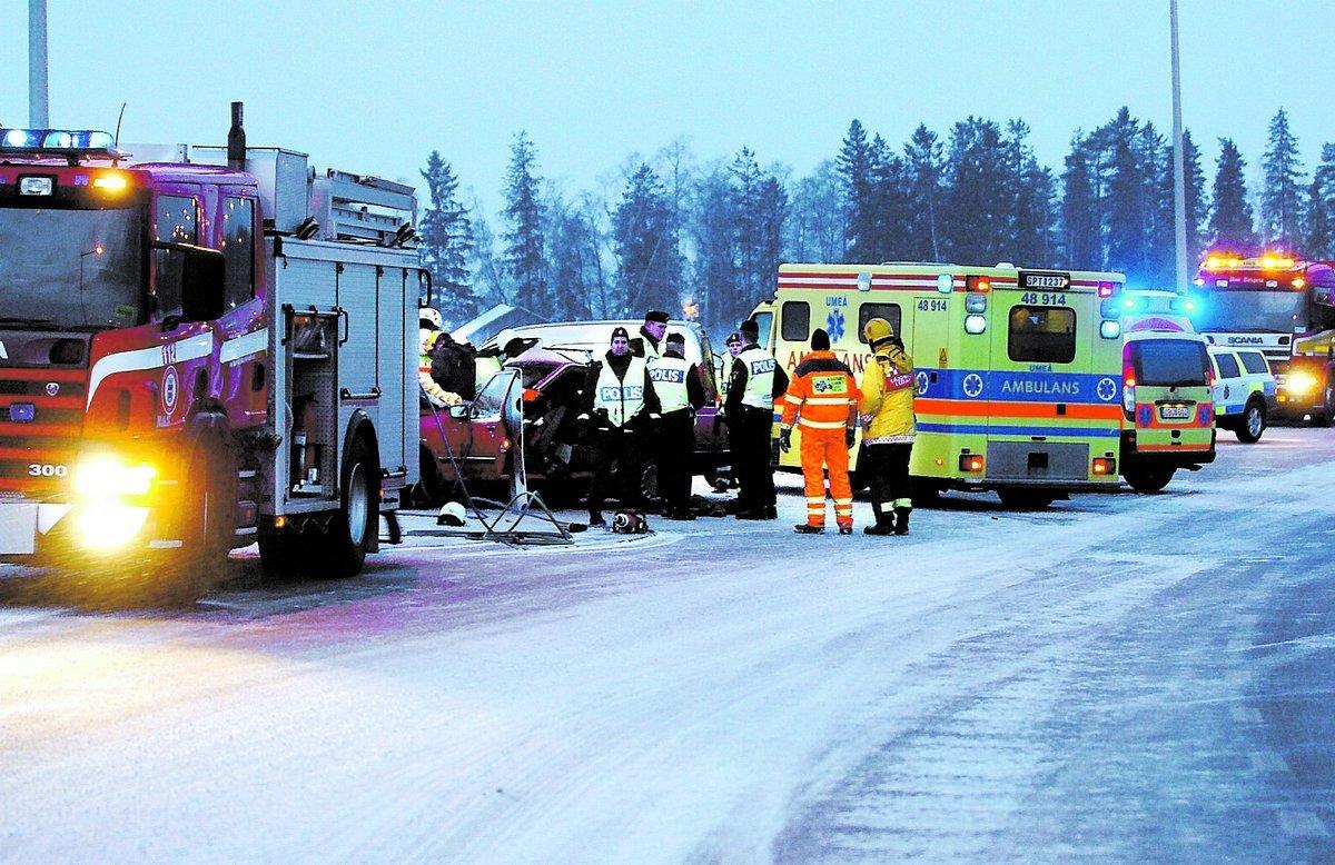 umeå En 26-årig kvinna skadades livshotande efter att ha krockat med en mötande bil på anslutningsvägen mellan E4 och Kolbäcksbron utanför Umeå. Kvinnan fördes till Umeå universitetssjukhus för vård. ” Hon opererades akut. Hon är svårt skadad”, meddelade sjukhuset i går kväll. Ytterligare två personer skadades i olyckan. Det var extremt halt på vägen.