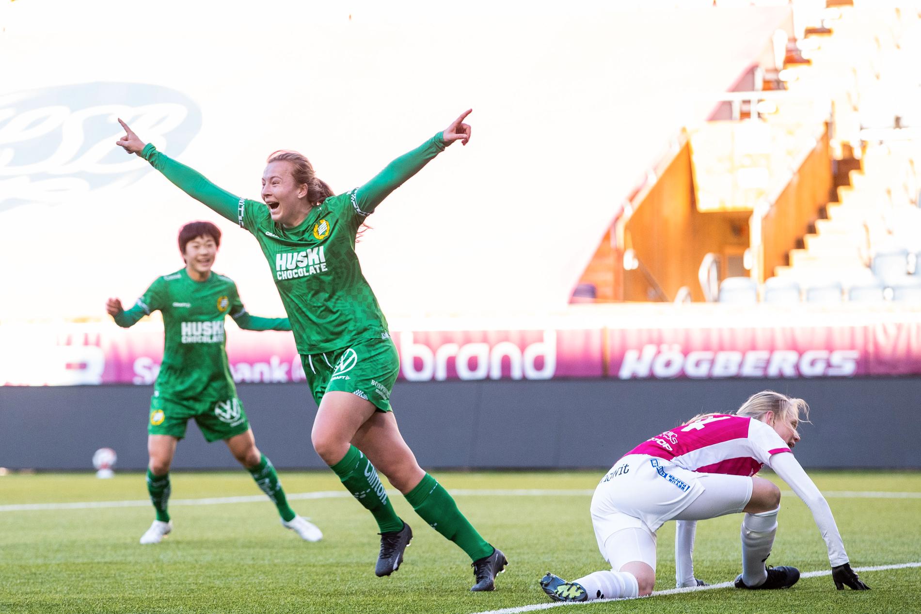 Sara Kanutte Fornes jublar efter 2–0-målet.