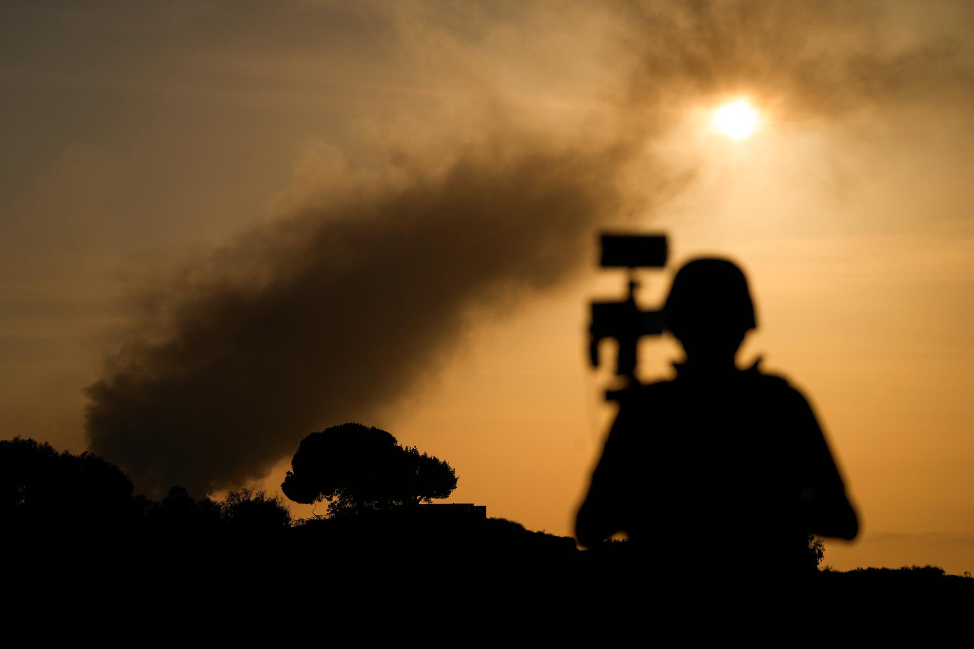 Rök stiger efter en israelisk flygräd i Gazaremsan. Fotot är taget på den israeliska sidan gränsen i torsdags.