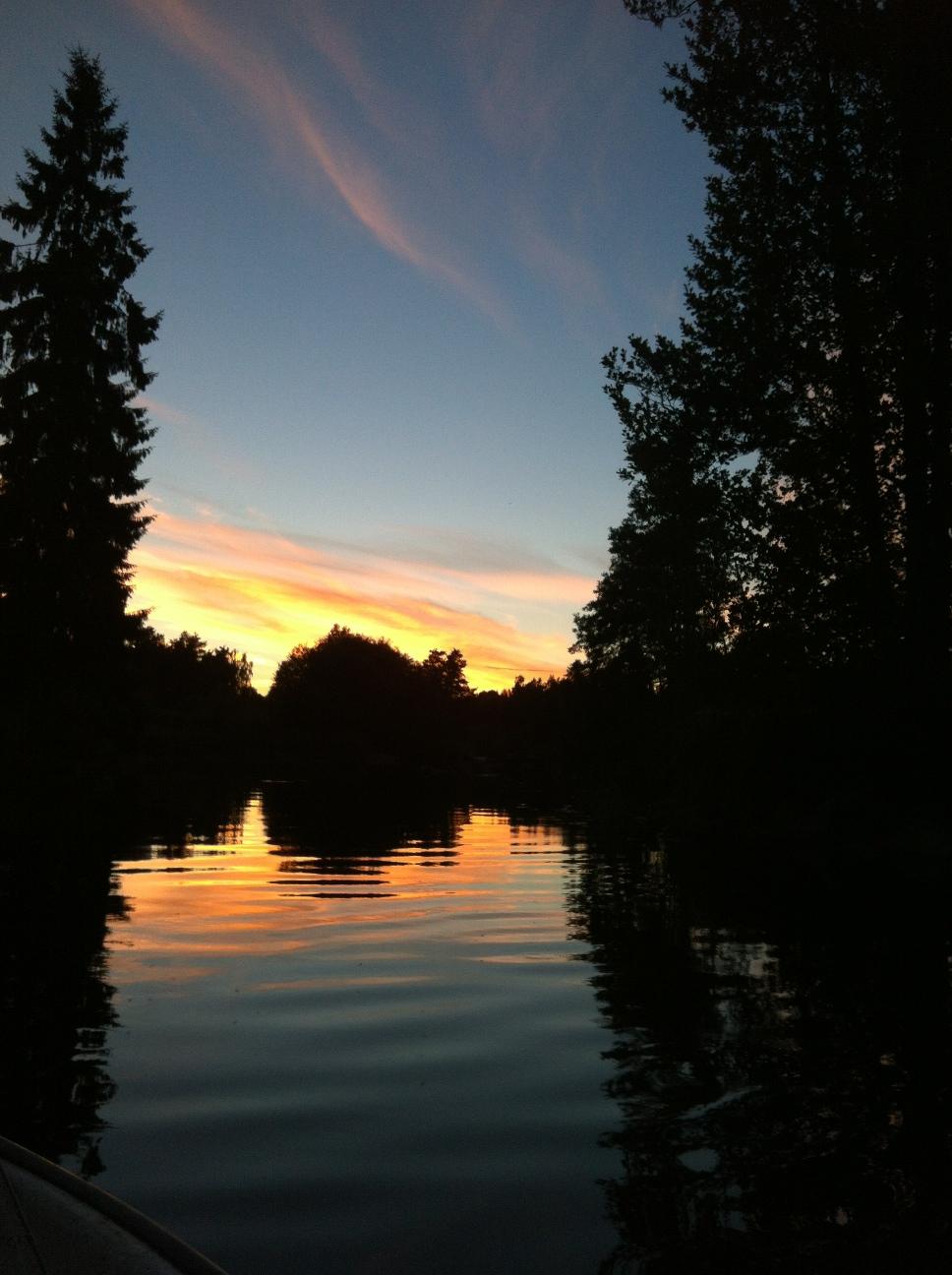 Solnedgång på pojkvännens landställe ute på sjön