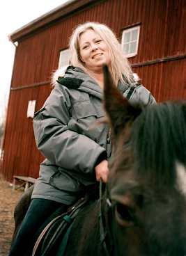 Hjälp på traven. I mars tog Ann-Christine sin sista cigg. En bok fick henne att sluta och nu är det livet på hästryggen som gäller.