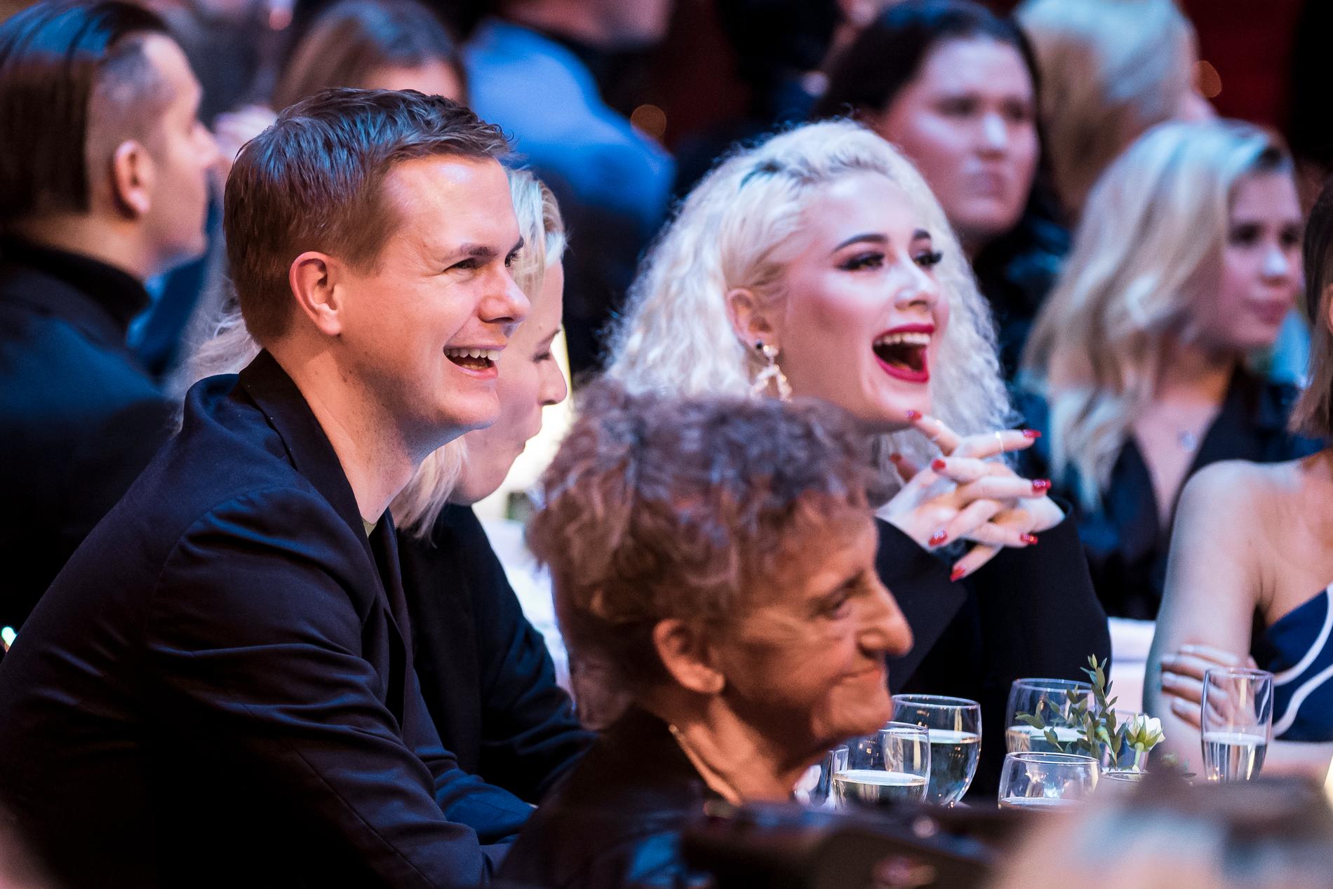 Publiken bjöds också på skratt – här Gustav Fridolin och Wiktoria Johansson. 