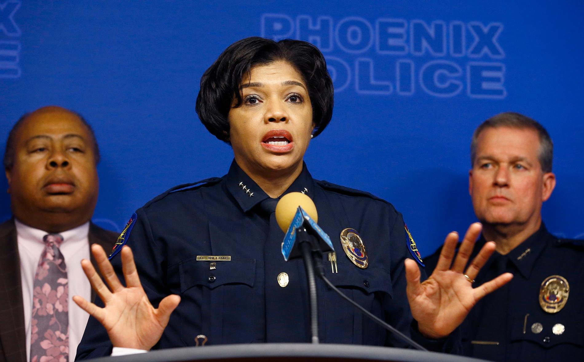 Phoenix polischef Jeri Williams vid en presskonferens om den misstänkta våldtäkten på ett vårdhem.