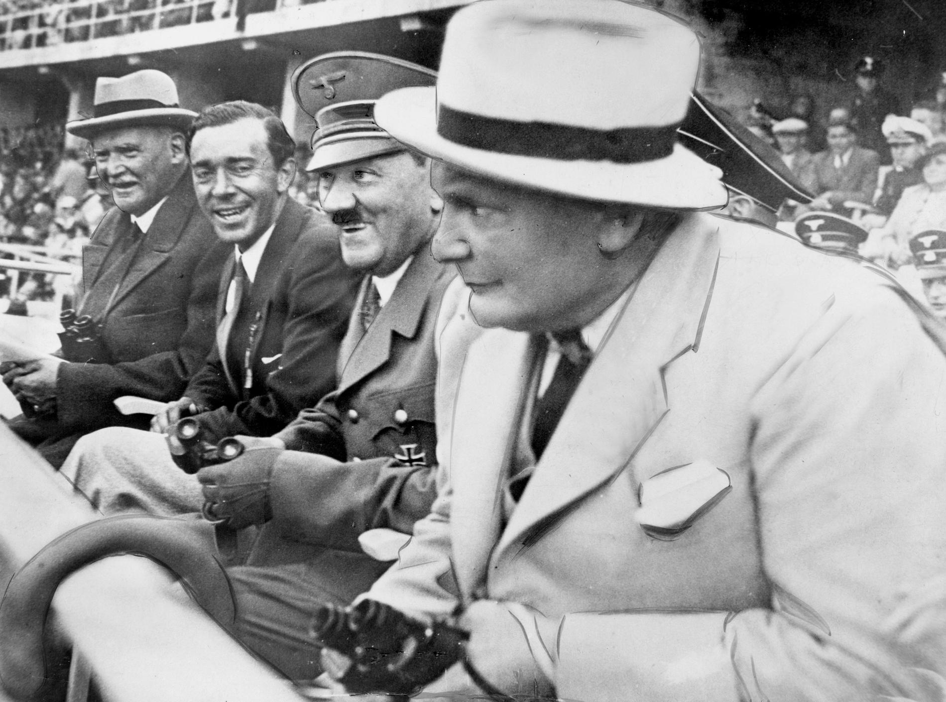 Kungafamiljens relationer med Nazityskland gav dem en delad lojalitet. På bilden Sveriges arvprins Gustaf Adolf tillsammans med Adolf Hitler och Hermann Göring vid Berlinolympiaden 1936.