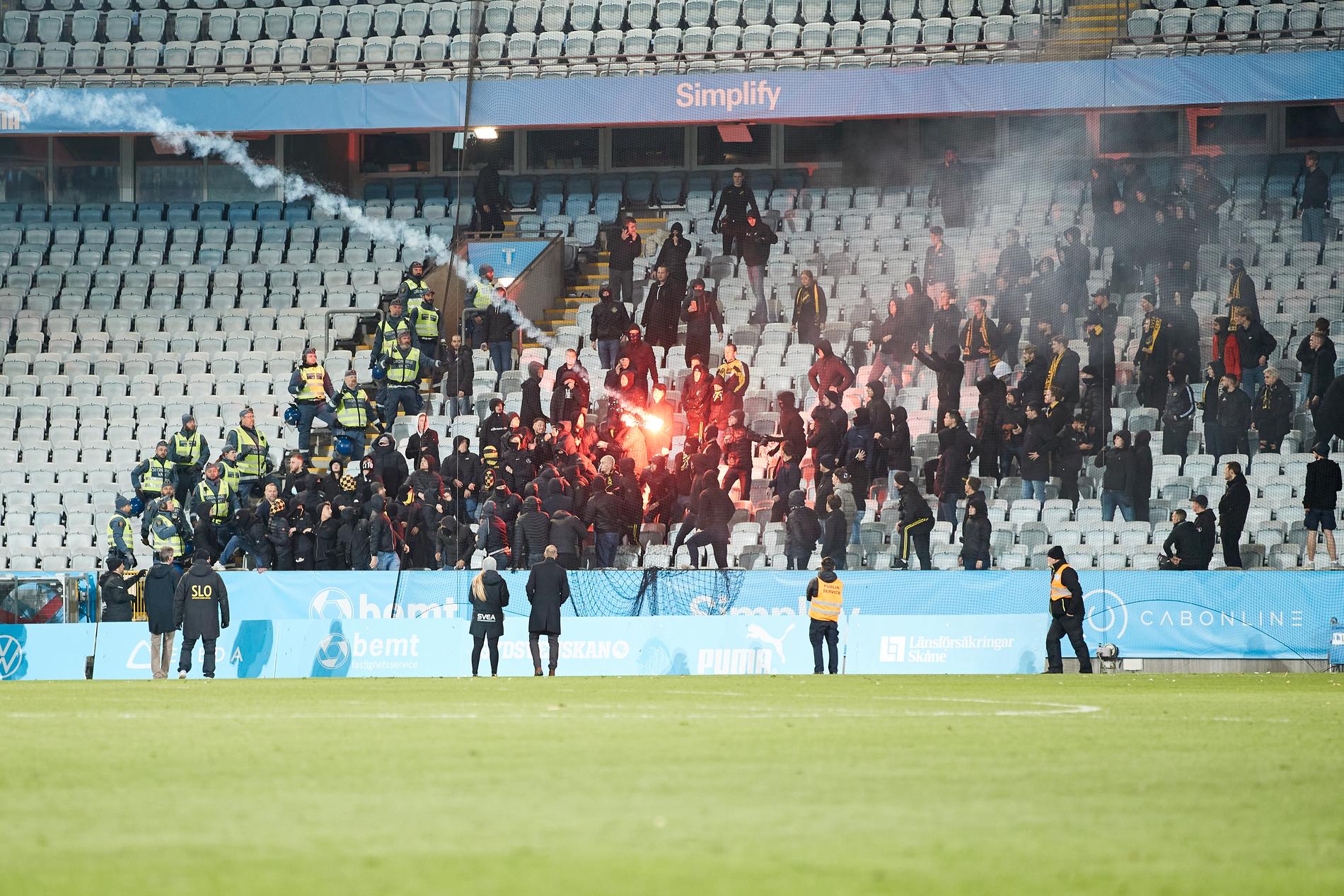 Tumult på läktaren efter onsdagens allsvenska fotbollsmatch mellan Malmö FF och AIK.