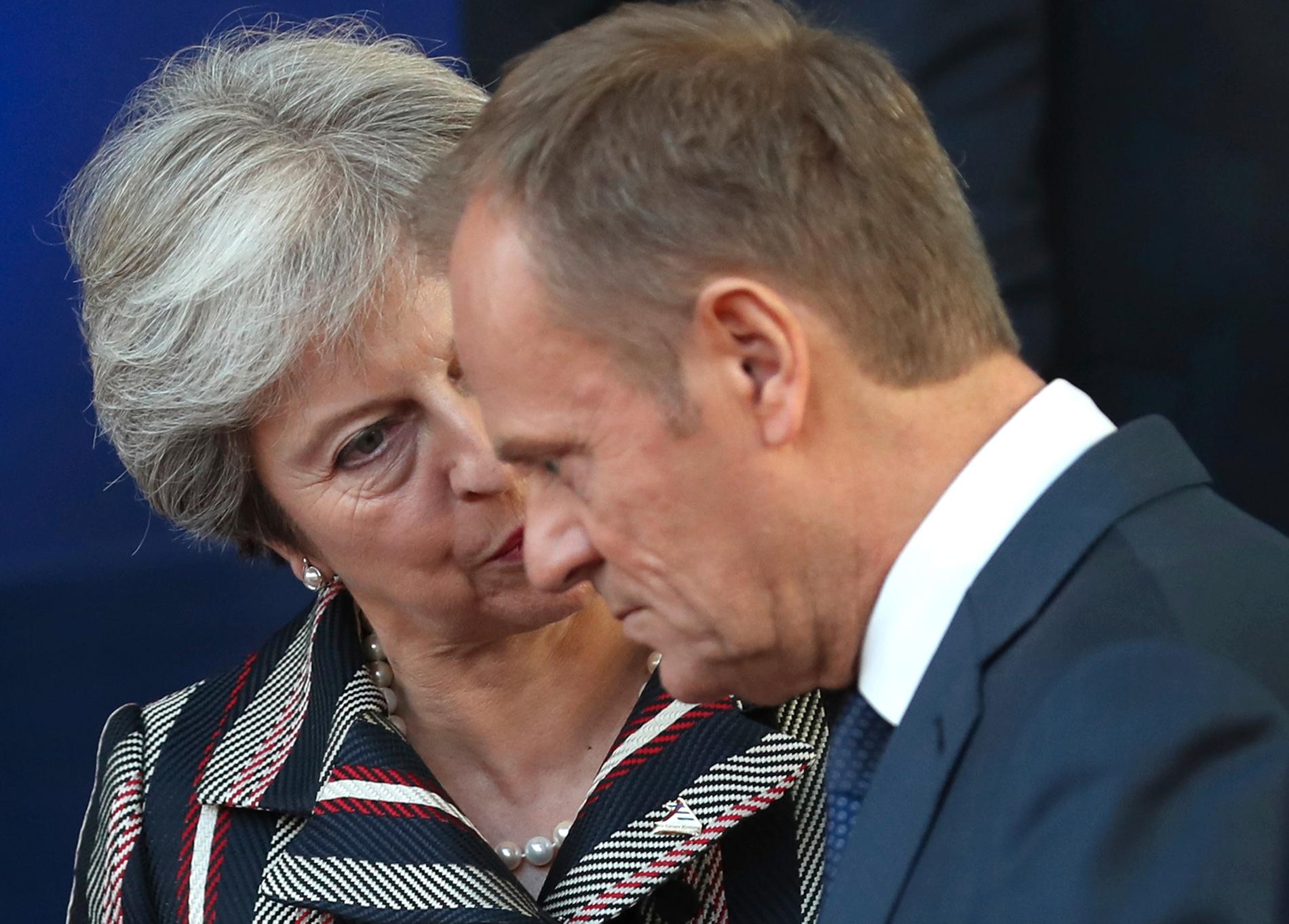 Storbritanniens premiärminister Theresa May och EU:s permanente rådsordförande Donald Tusk vid toppmötet mellan EU och Asien i Bryssel den 19 oktober.
