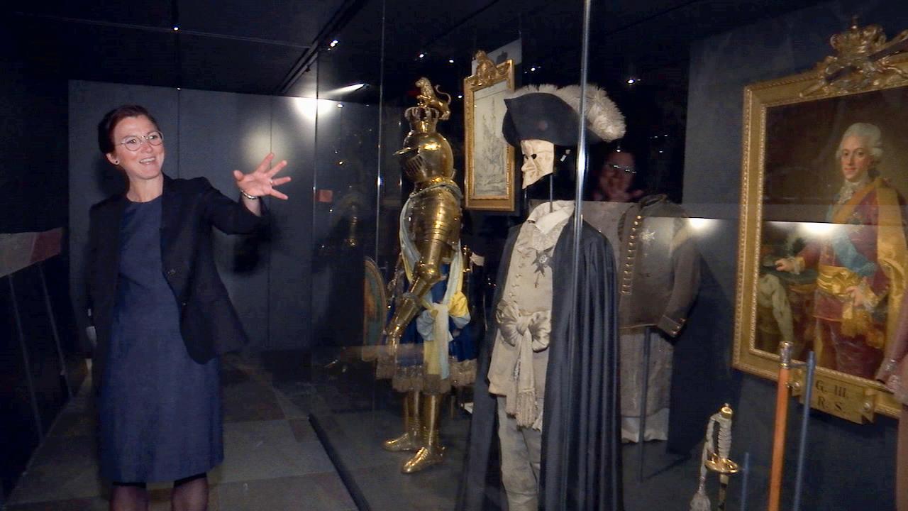 Livrustkammarens museichef Malin Grundberg visar upp Gustav III:s maskeraddräkt från mordnatten 1792.