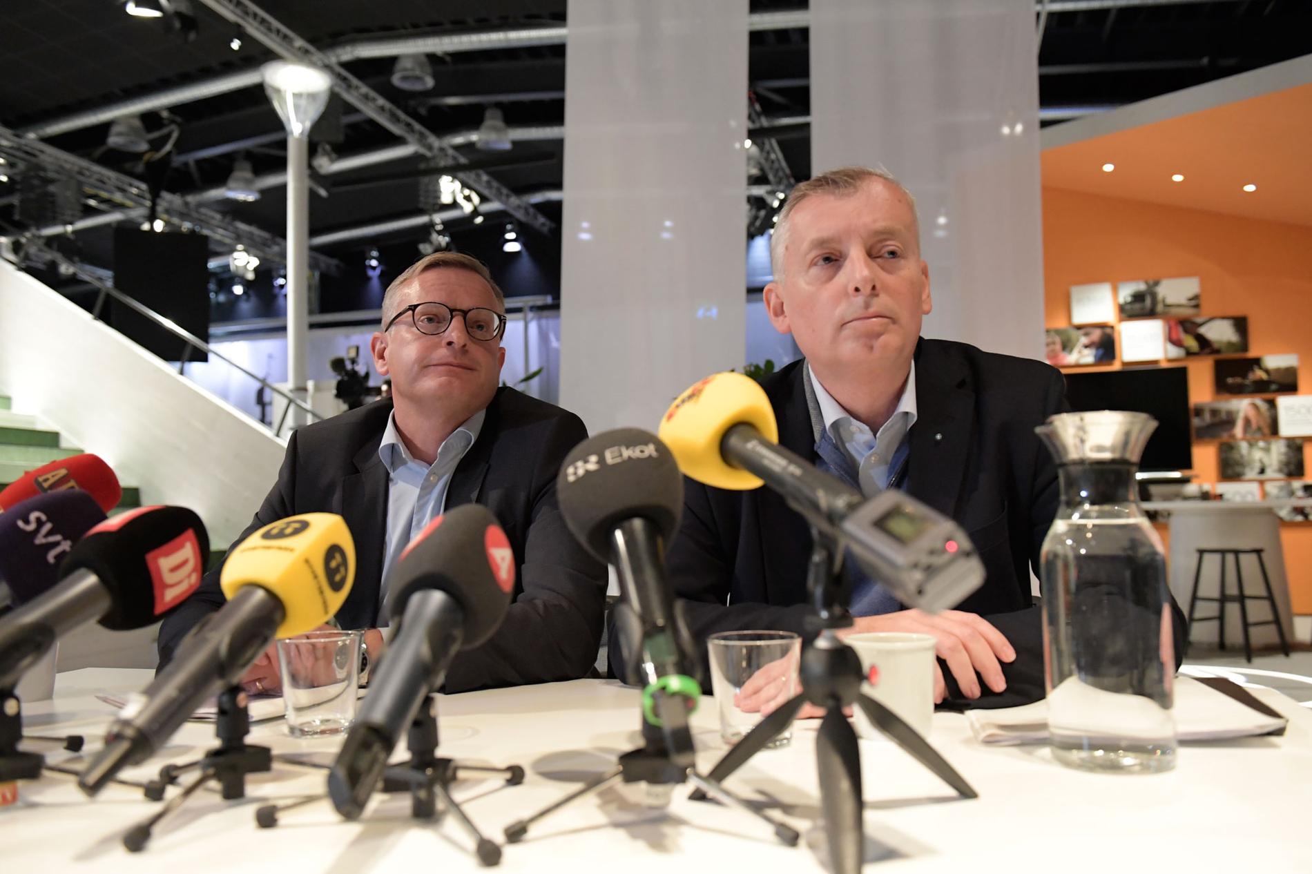 Ericssons vd och koncernchef Jan Frykhammar och strategi- och teknikchef Ulf Ewaldsson under presskonferensen om massvarslet.