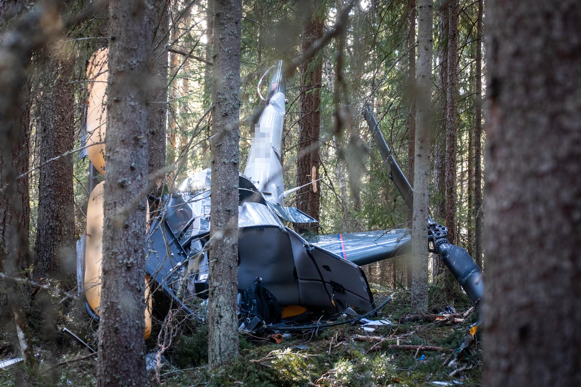 En person dog och två skadades i en helikopterkrasch i Leksands kommun på tisdagen.