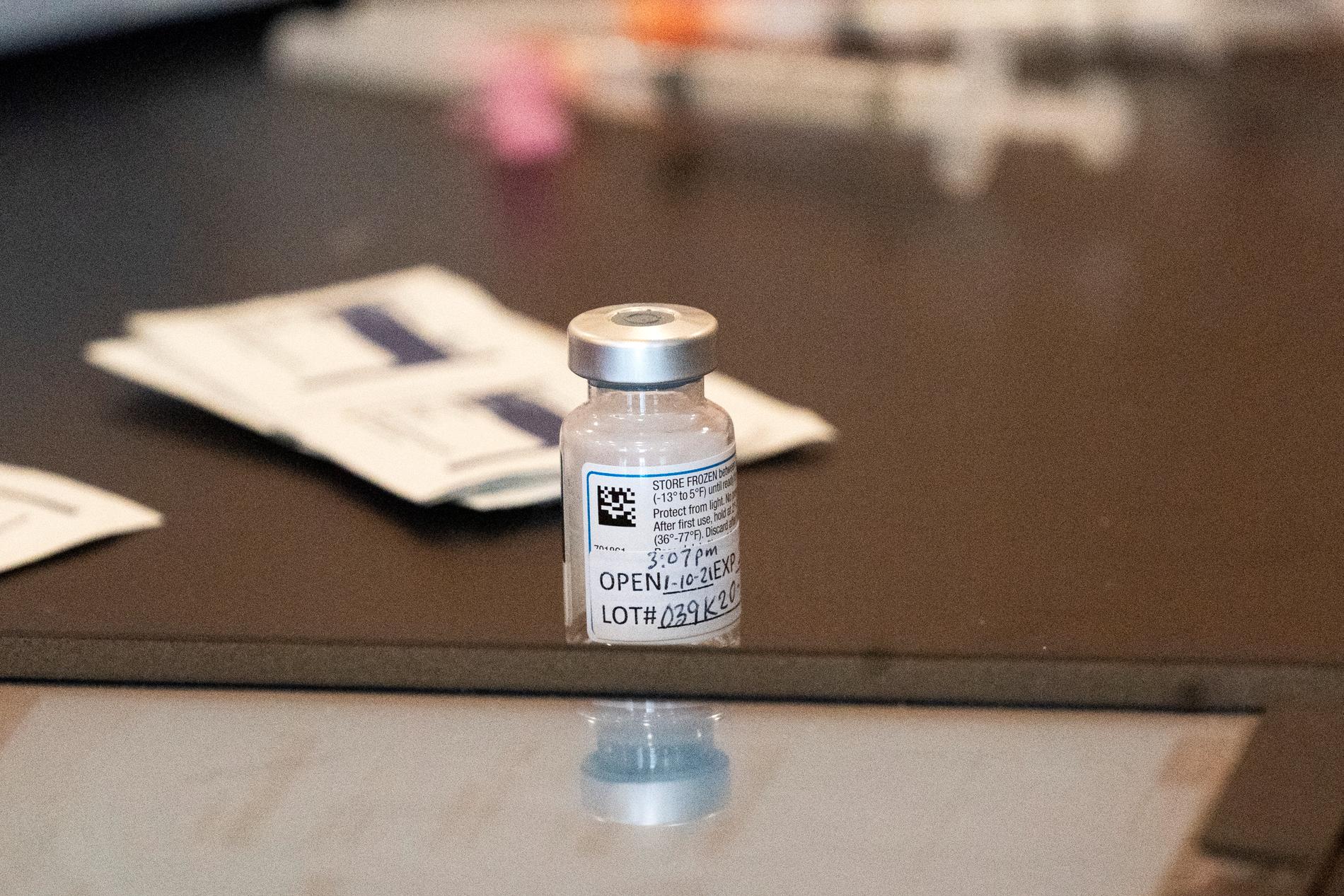 En medicinflaska innehållande Modernas vaccin mot covid-19 vid en klinik i New York. Arkivbild.