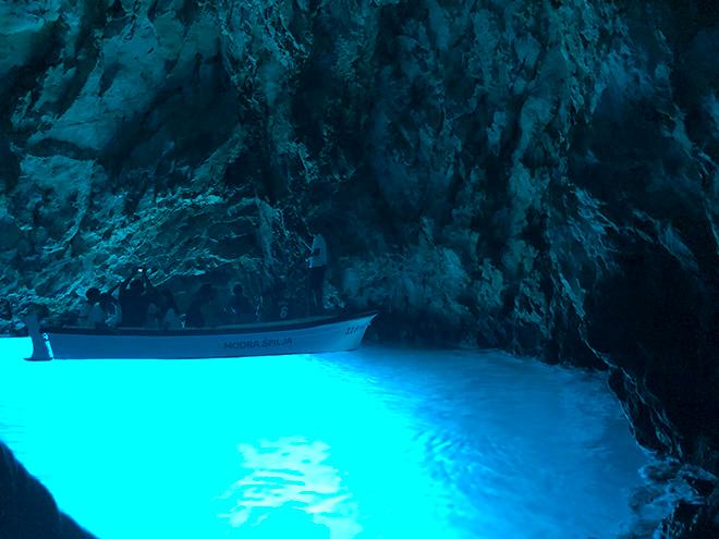 I grottan Modra blir vattnet alldeles självlysande av solens strålar. 