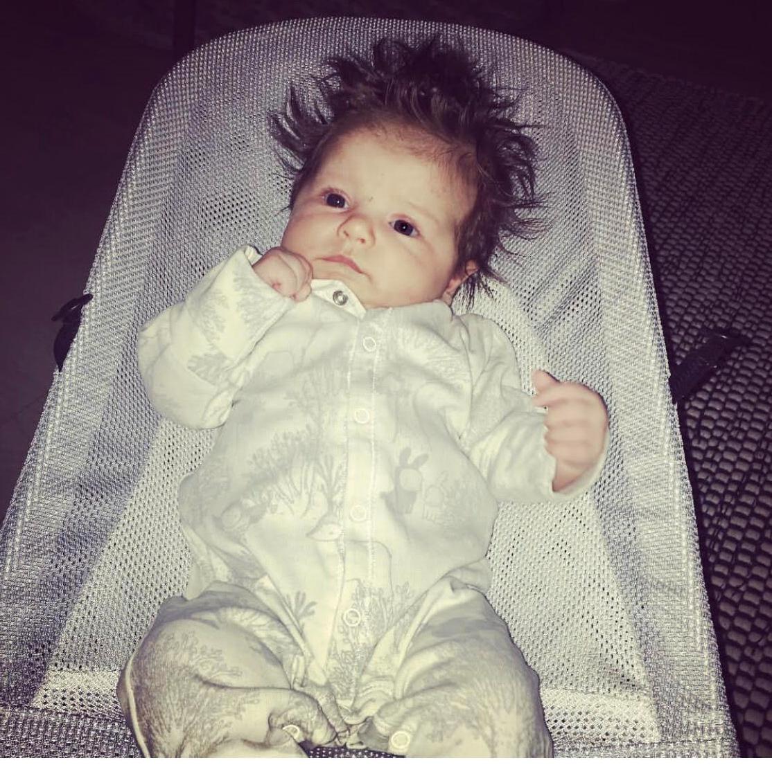 Jennie Olofsson från Torslanda Göteborg delar med sig av en bild på sin dotter Nike: ”Min dotter på 16 månader föddes också med ett fantastiskt hårsvall”.