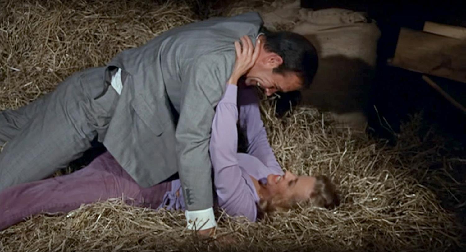 James Bond (Sean Connery) "förför" Pussy Galore (Honor Blackman) i "Goldfinger" (1964).