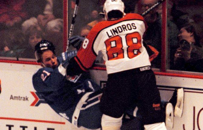 VÄLKOMMEN TILL NHL I januari 1995 fick Forsbergs äntligen göra NHL-debut. Han hade varit inblandad i en bytesaffär med Eric Lindros och hamnade i Quebec. De möttes i premiären och Lindros var inte sen att hälsa Forsberg välkommen.