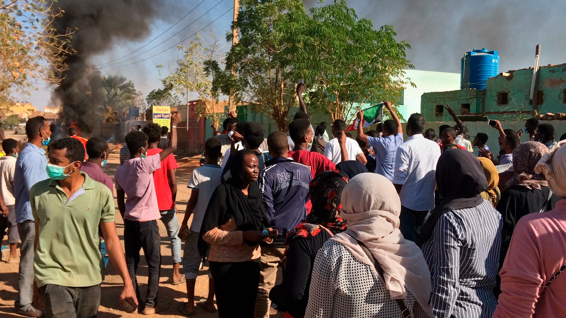 Regimkritiska demonstranter marscherar i Sudans huvudstad Khartoum. Arkivbild.