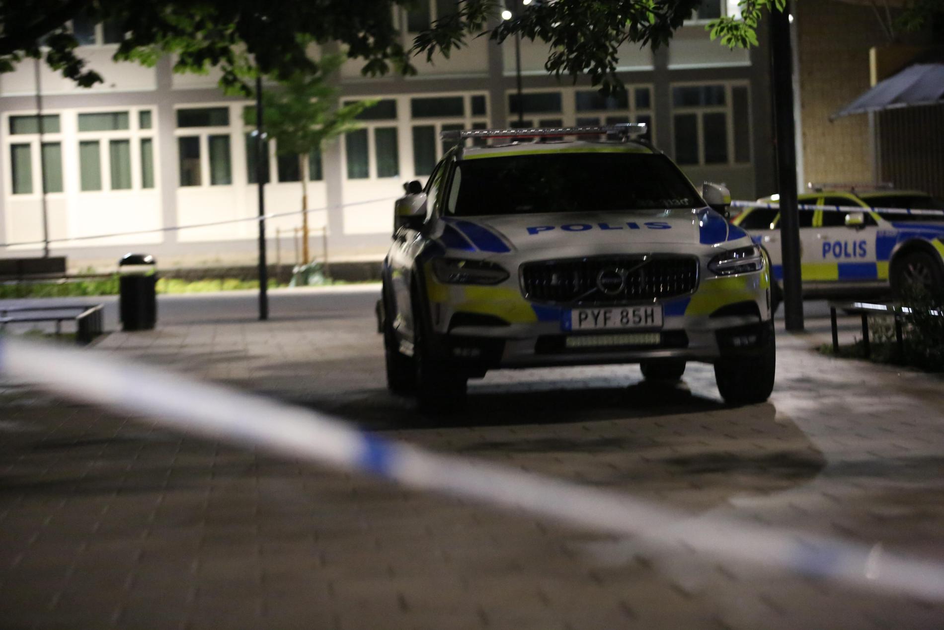Sent på söndagskvällen ryckte polisen ut till Hässelby gård efter larm om skottlossning. Mannen hade skjutits i anslutning till en restaurang. 