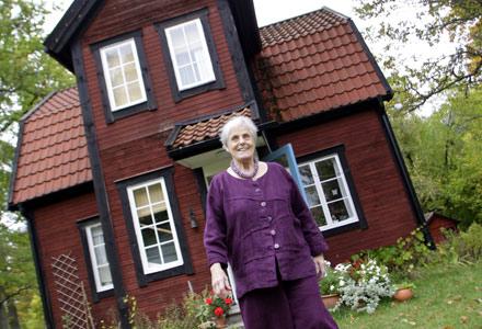 ”Stugan är mitt andningshål.” Författarinnan Elsie Johansson hyr numera ett hus utanför Uppsala. Huset och omgivningarna stillar hennes behov av naturupplevelser och lugn.