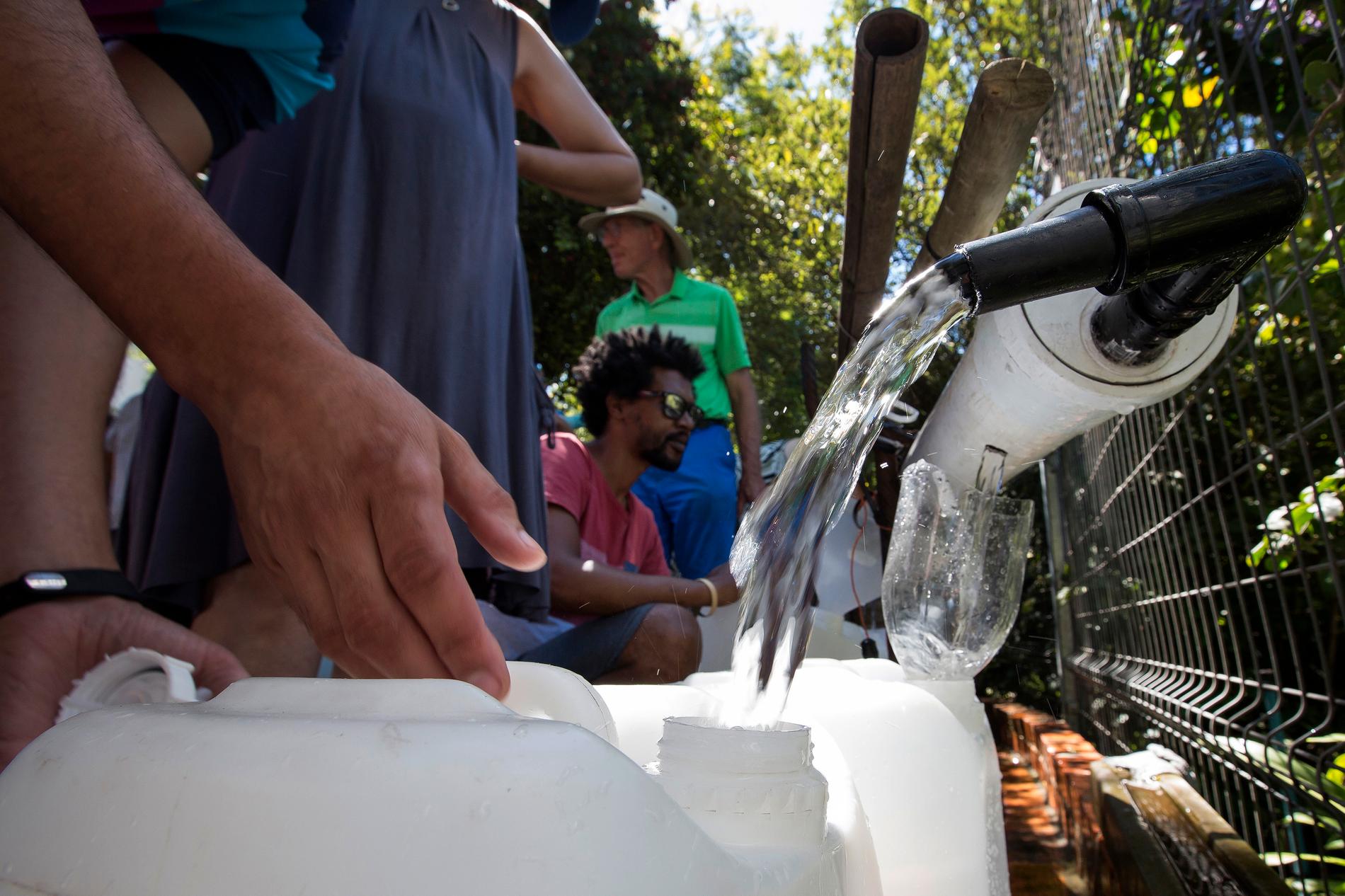 Invånare i Kapstaden har i månader burit vatten för att komplettera de knappt tilltagna vattenransonerna i ledningsnätet. Men den 1 oktober ökas ransonerna igen. Arkivbild.