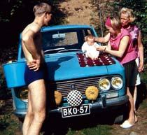 En ung Dino på huven till en Datsun Bluebird från 1967. Inte som att sitta i en Ferrari inte...
