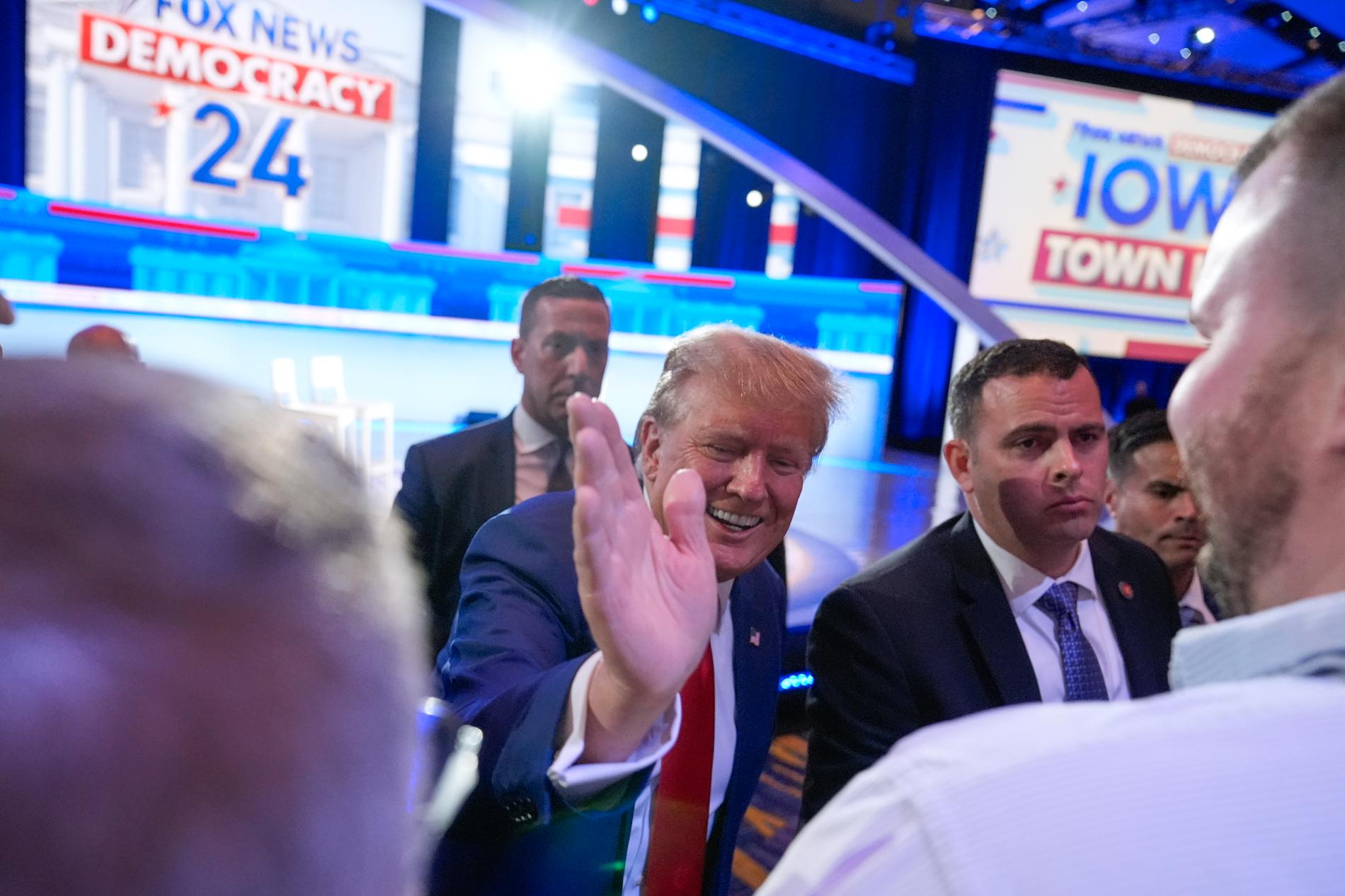 Expresidenten Donald Trump deltog inte i debatten, i stället frågades han ut i Fox News på andra sidan stan.